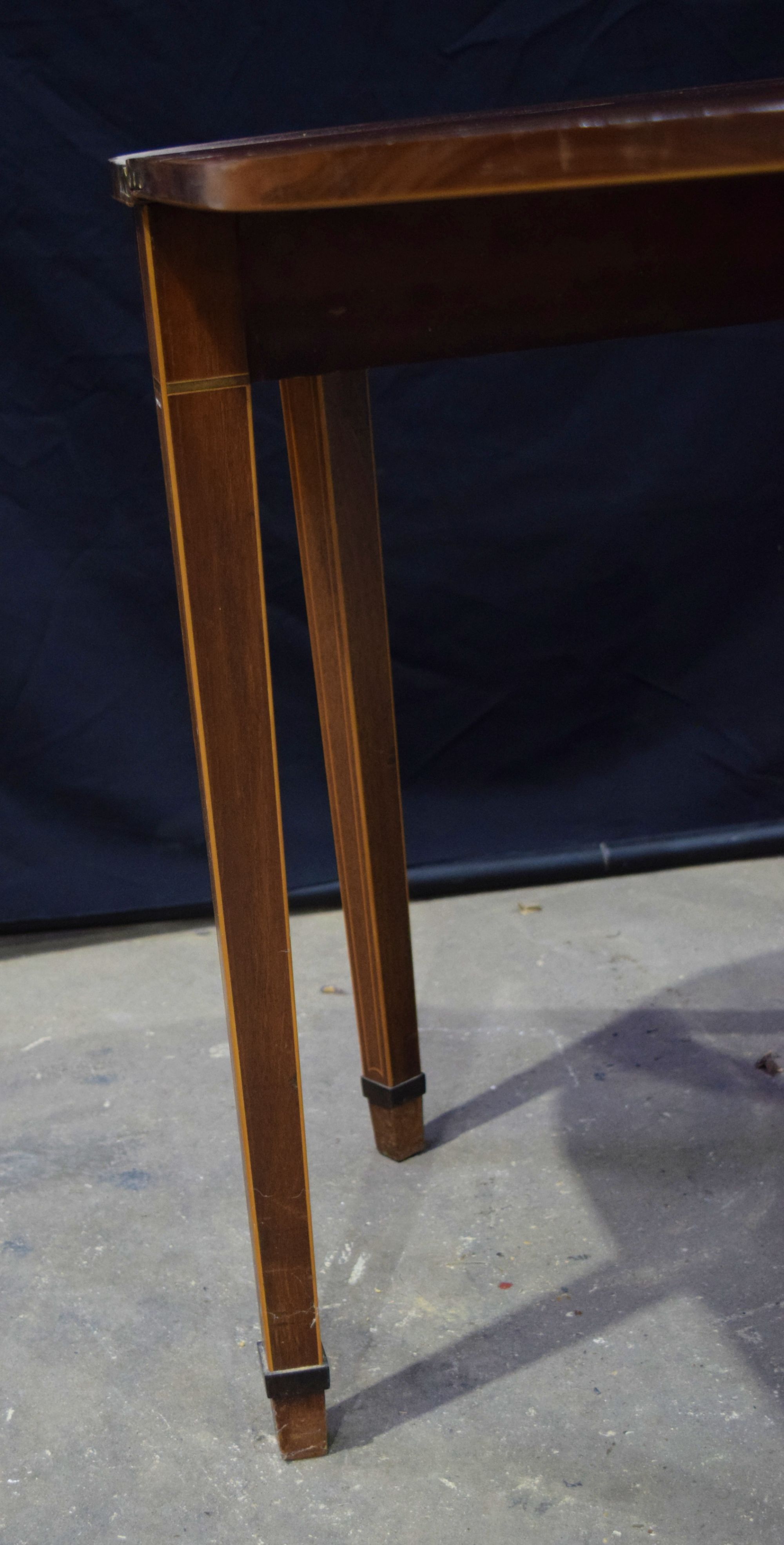 A Victorian walnut D end fold over table with inlay to top 75 x 96 x 46 cm . - Image 5 of 6