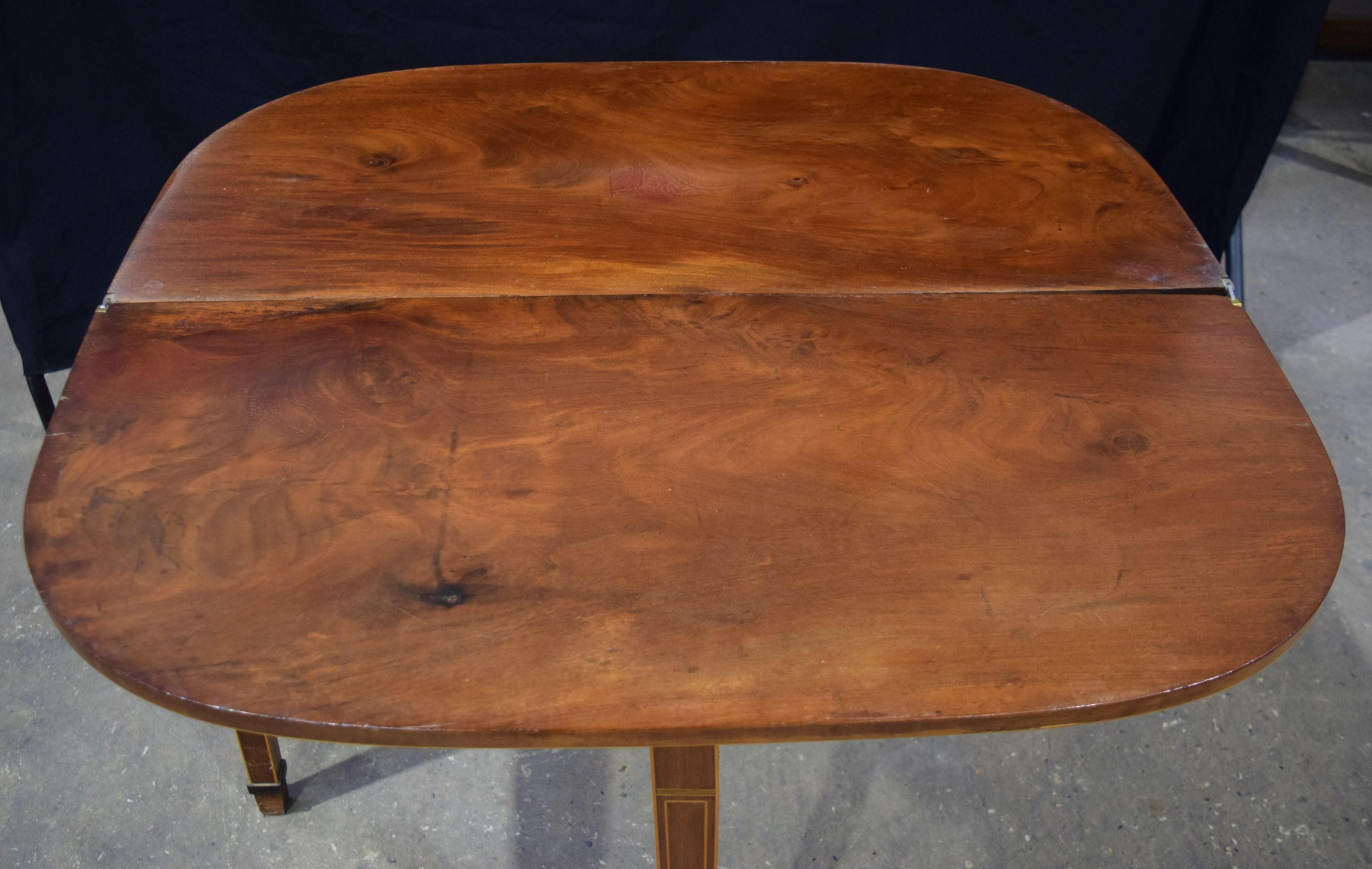 A Victorian walnut D end fold over table with inlay to top 75 x 96 x 46 cm . - Image 4 of 6