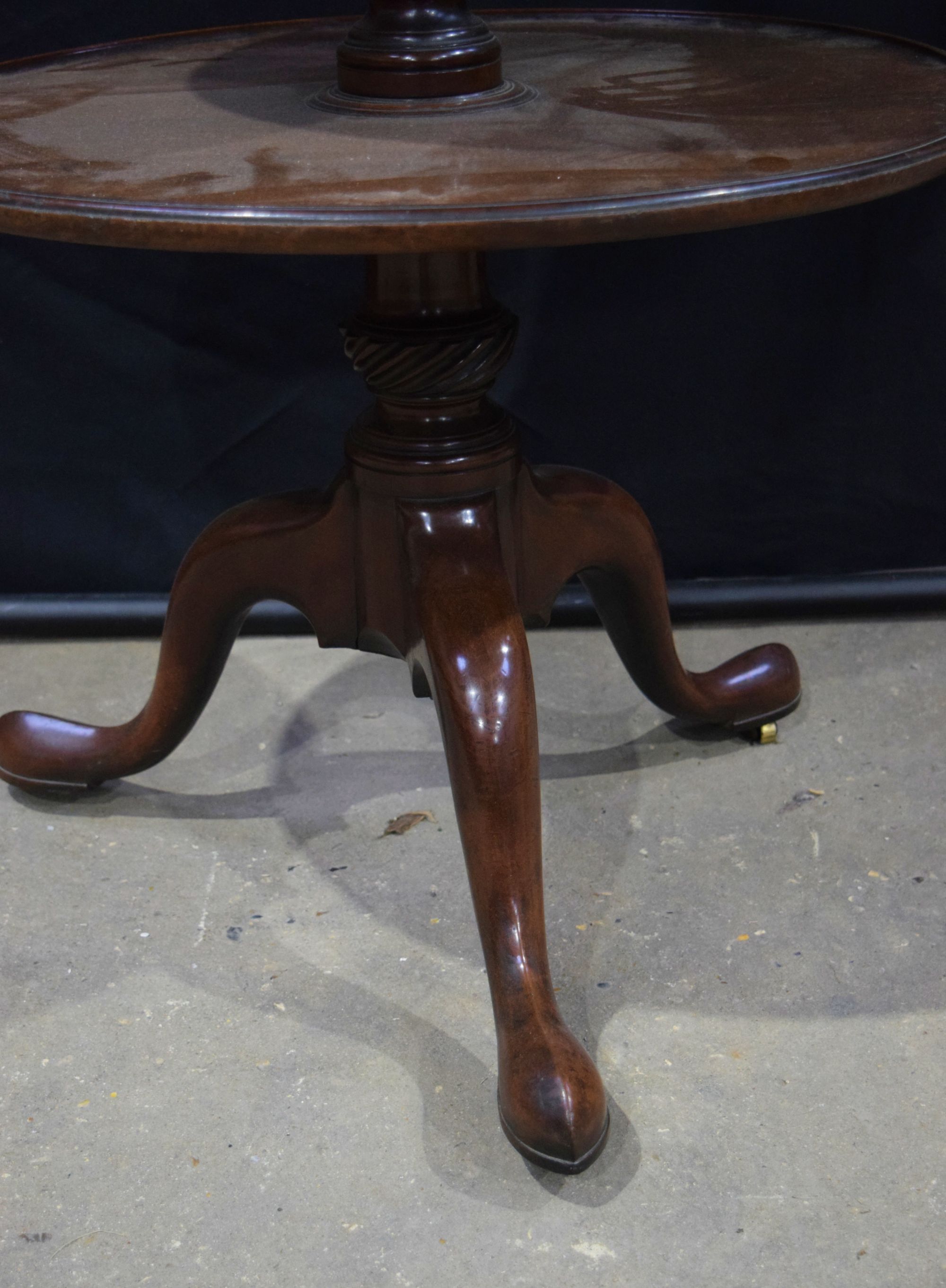 A George III Mahogany dumb waiter C1780, with dished tiers supported on a baluster stem 107 cm , lar - Image 3 of 5