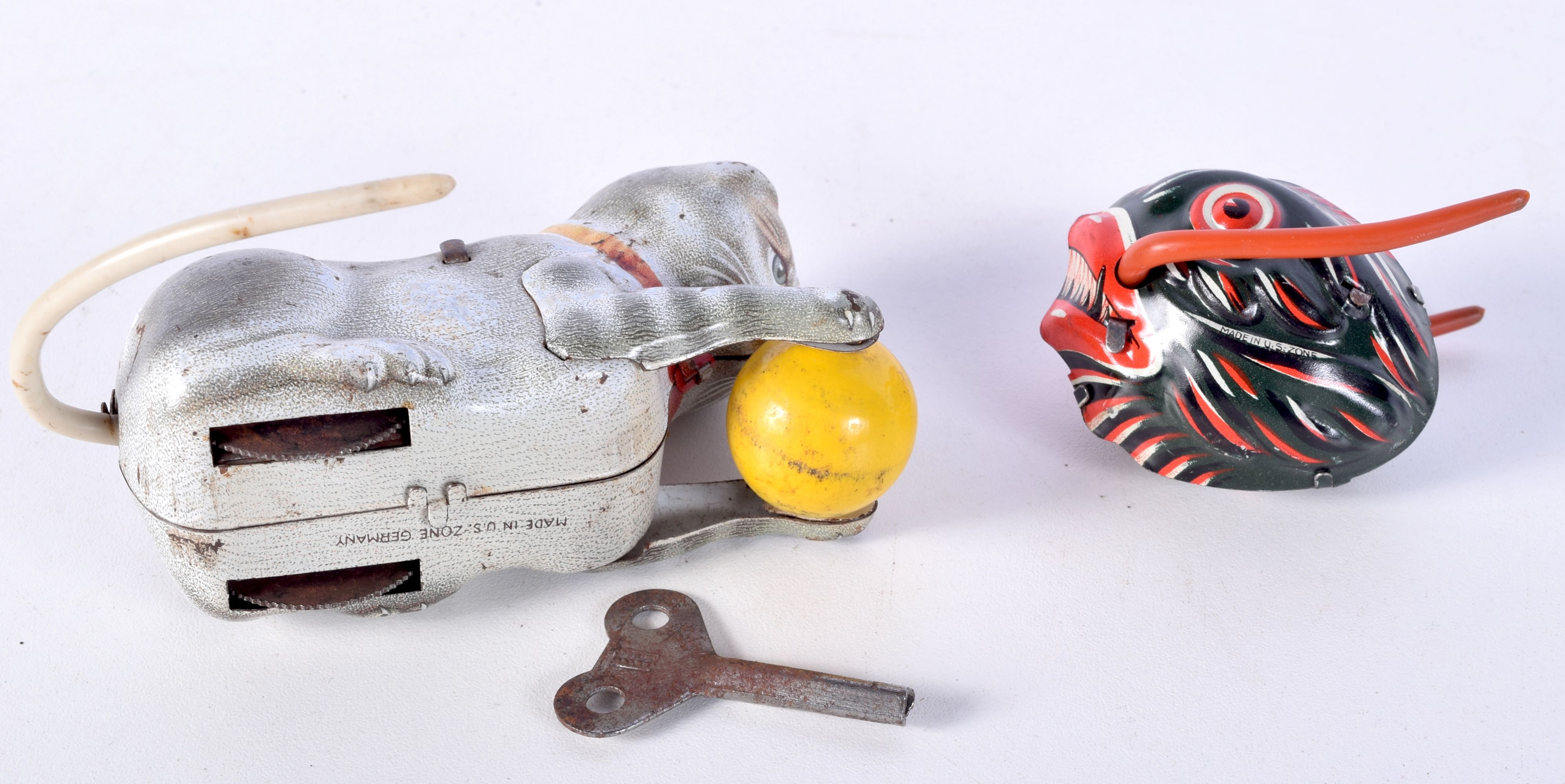 A small vintage wind up tin Piranha together with a wind up cat largest 11cm. - Image 4 of 4