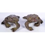 A PAIR OF JAPANESE BRONZE TOADS. 5.7cm x 4.5cm, total weight 149g (2)