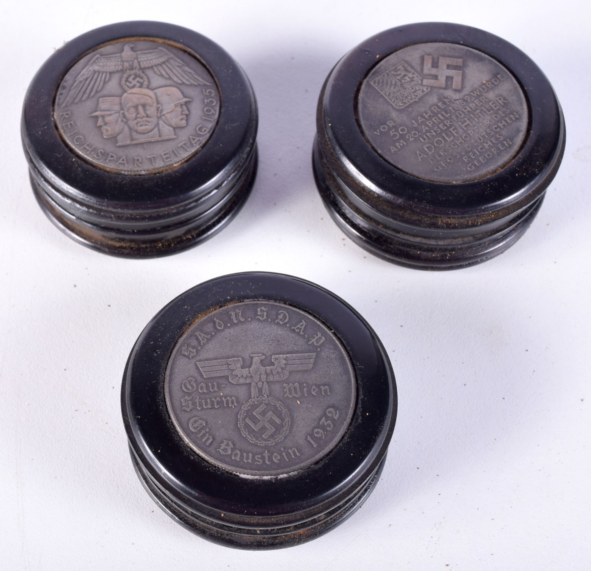 A collection of WW2 related snuff pots 5cm (3).
