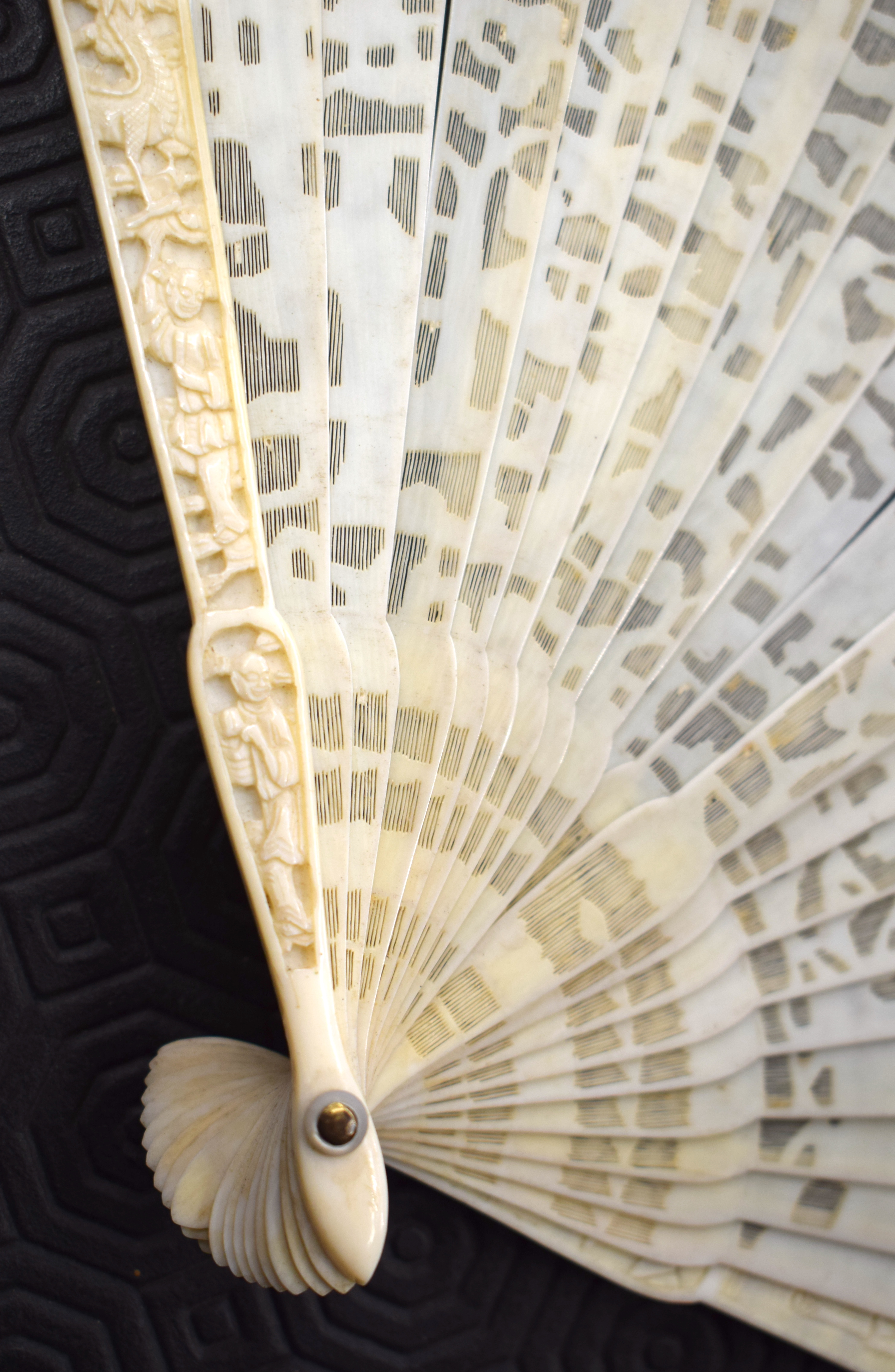 A MID 19TH CENTURY CHINESE CANTON IVORY FAN decorated with figures. 27 cm wide extended. - Image 19 of 20