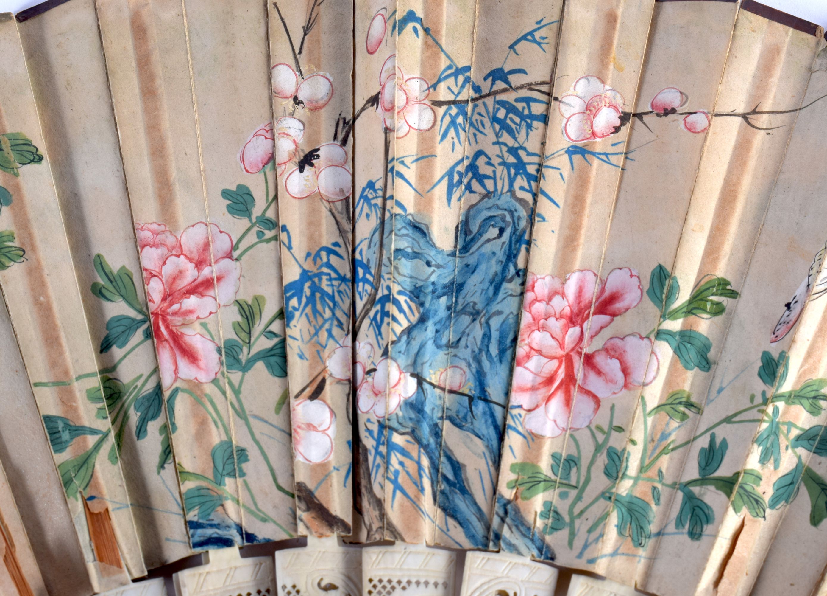 A LATE 18TH CENTURY EUROPEAN CHINOSERIE PAPER LEAF FAN decorated with flowers. 50 cm wide extended. - Image 5 of 5