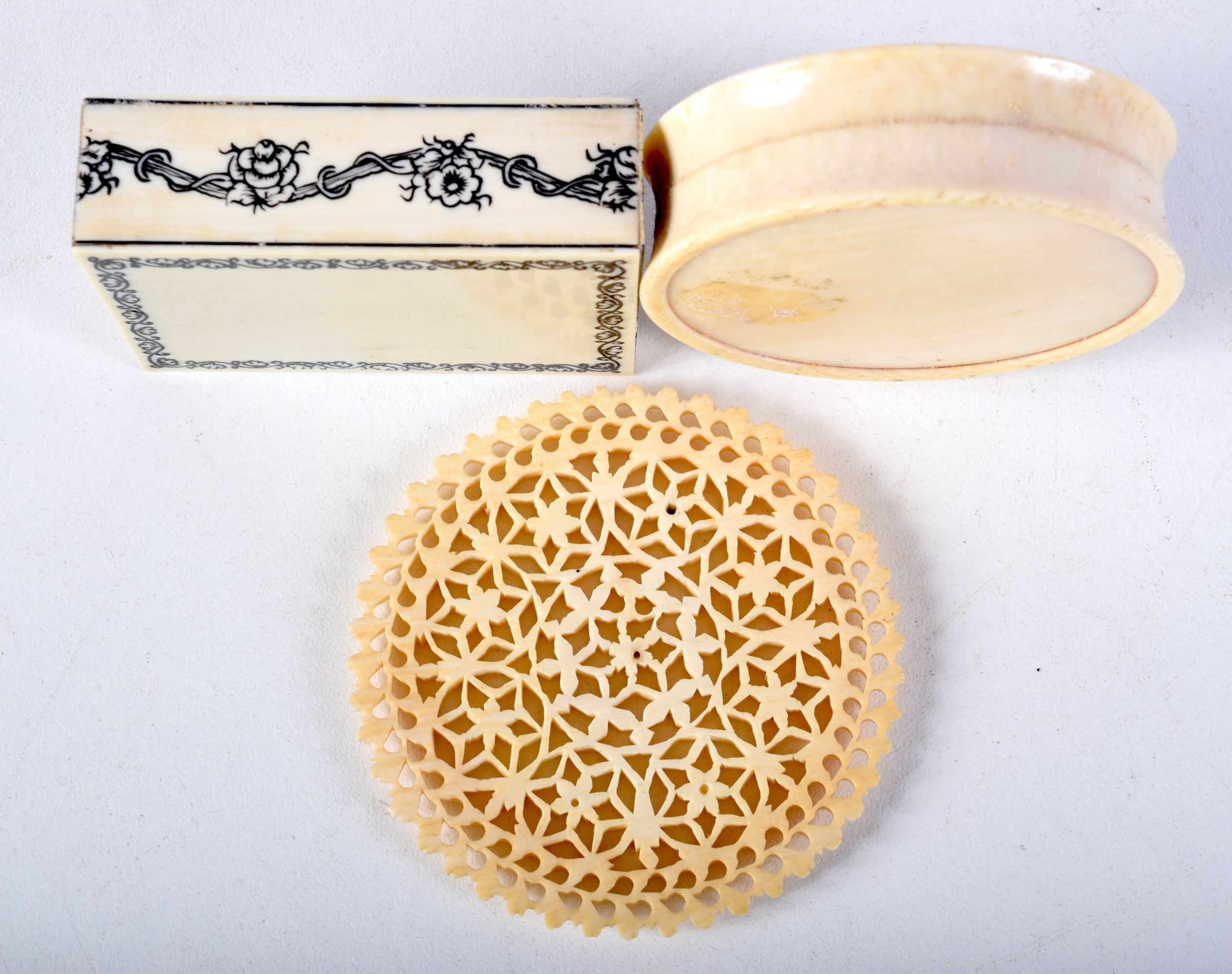 A 19TH CENTURY ANGLO INDIAN CARVED IVORY BOX together with another box and a pierced plaque. Largest - Image 2 of 5