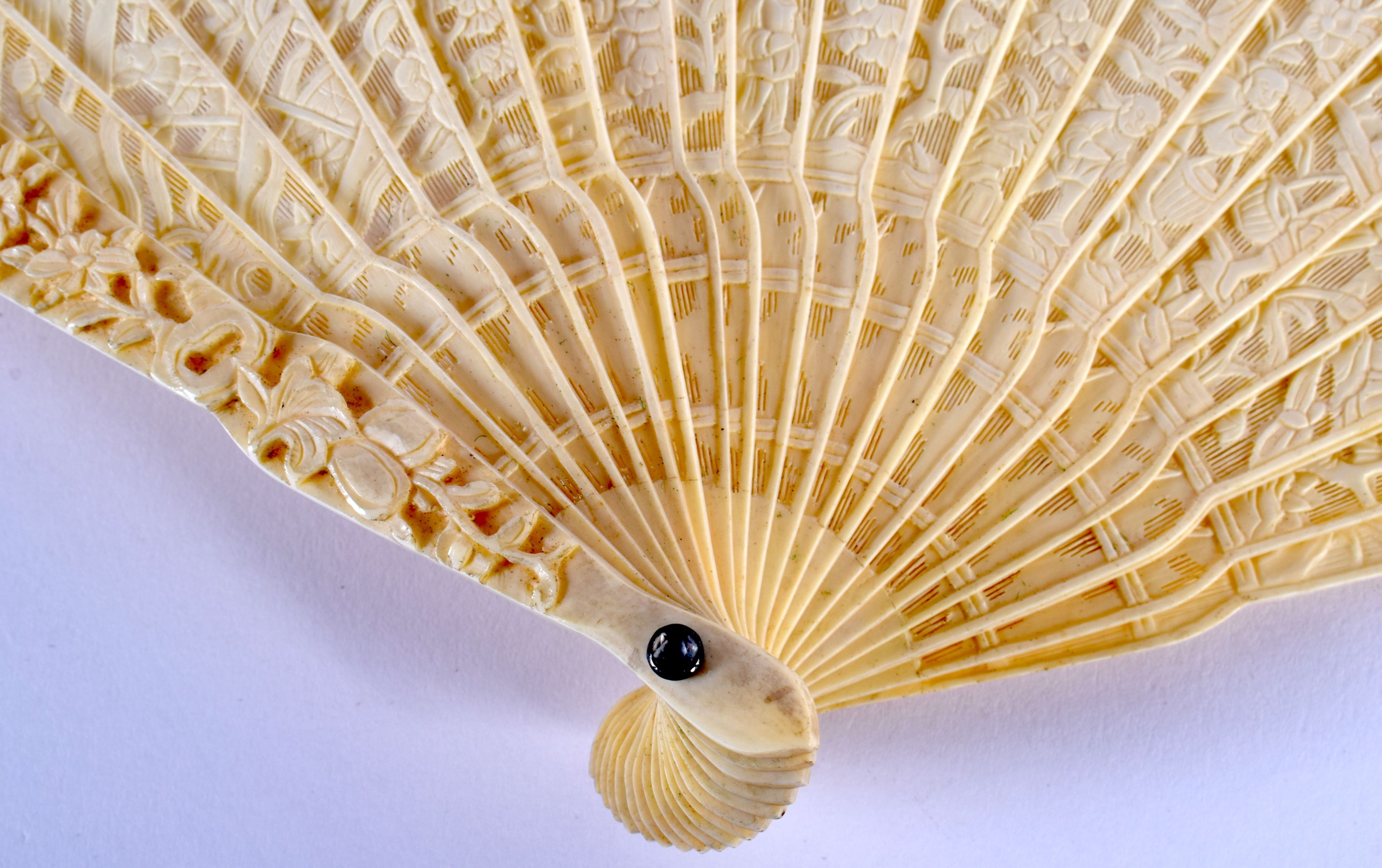 A FINE 19TH CENTURY CHINESE CARVED IVORY BRISE FAN C1840 decorated with figures. 30 cm wide extended - Image 4 of 17