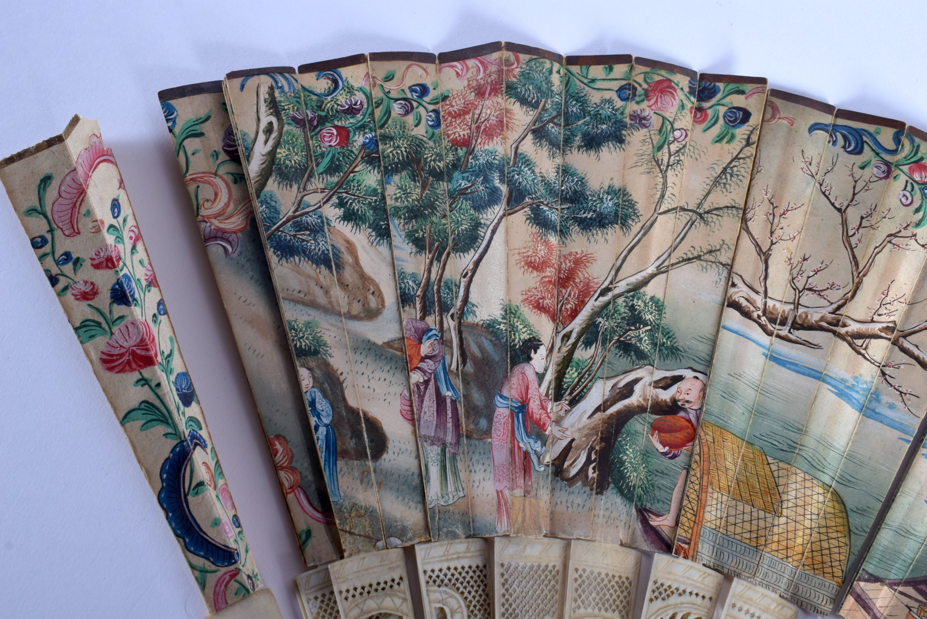 A LATE 18TH CENTURY EUROPEAN CHINOSERIE PAPER LEAF FAN decorated with flowers. 50 cm wide extended. - Image 2 of 5