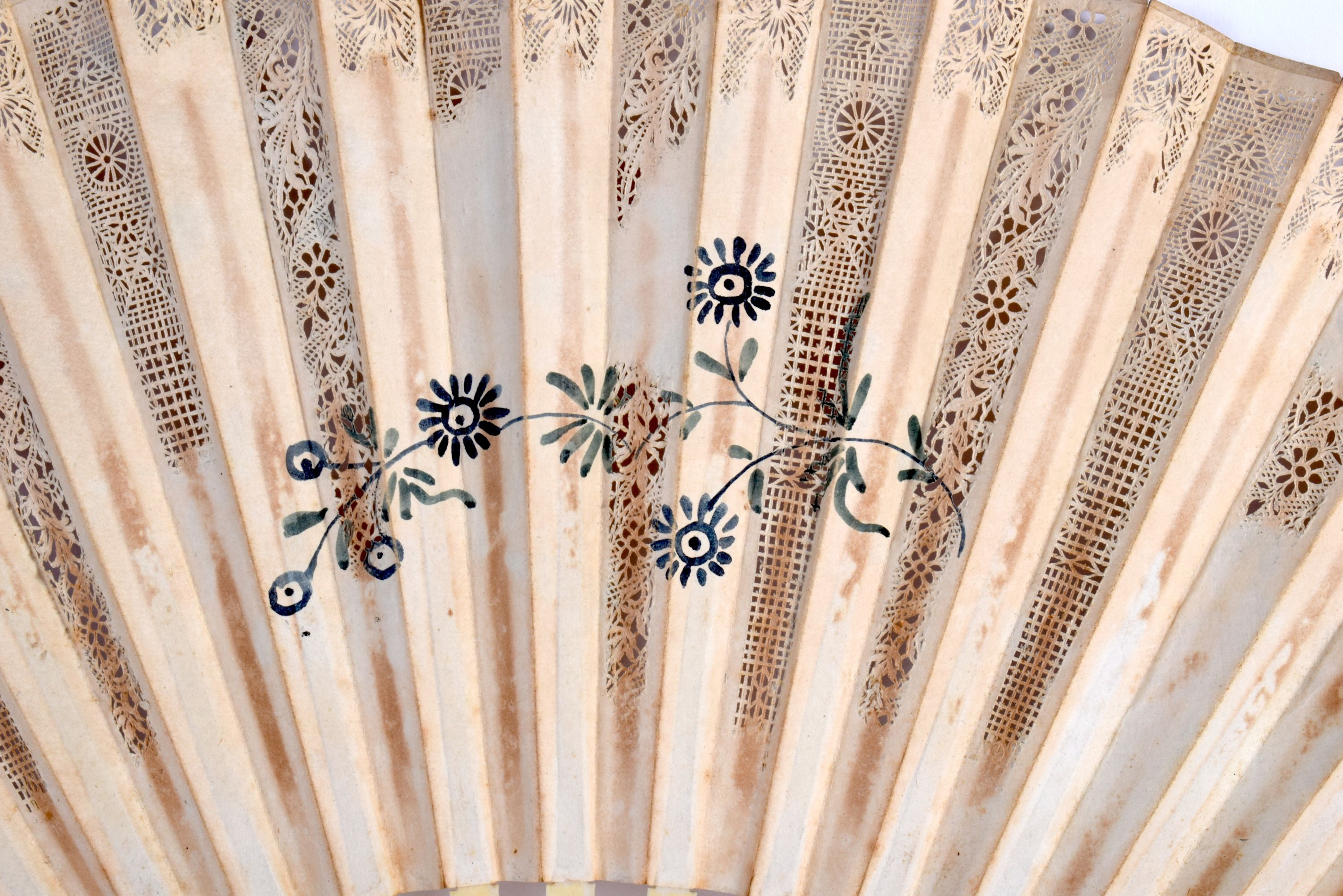 A FINE LATE 18TH CENTURY EUROPEAN CHINOSERIE FAN with carved sticks and decoupe paper leaf. 46 cm wi - Image 7 of 8