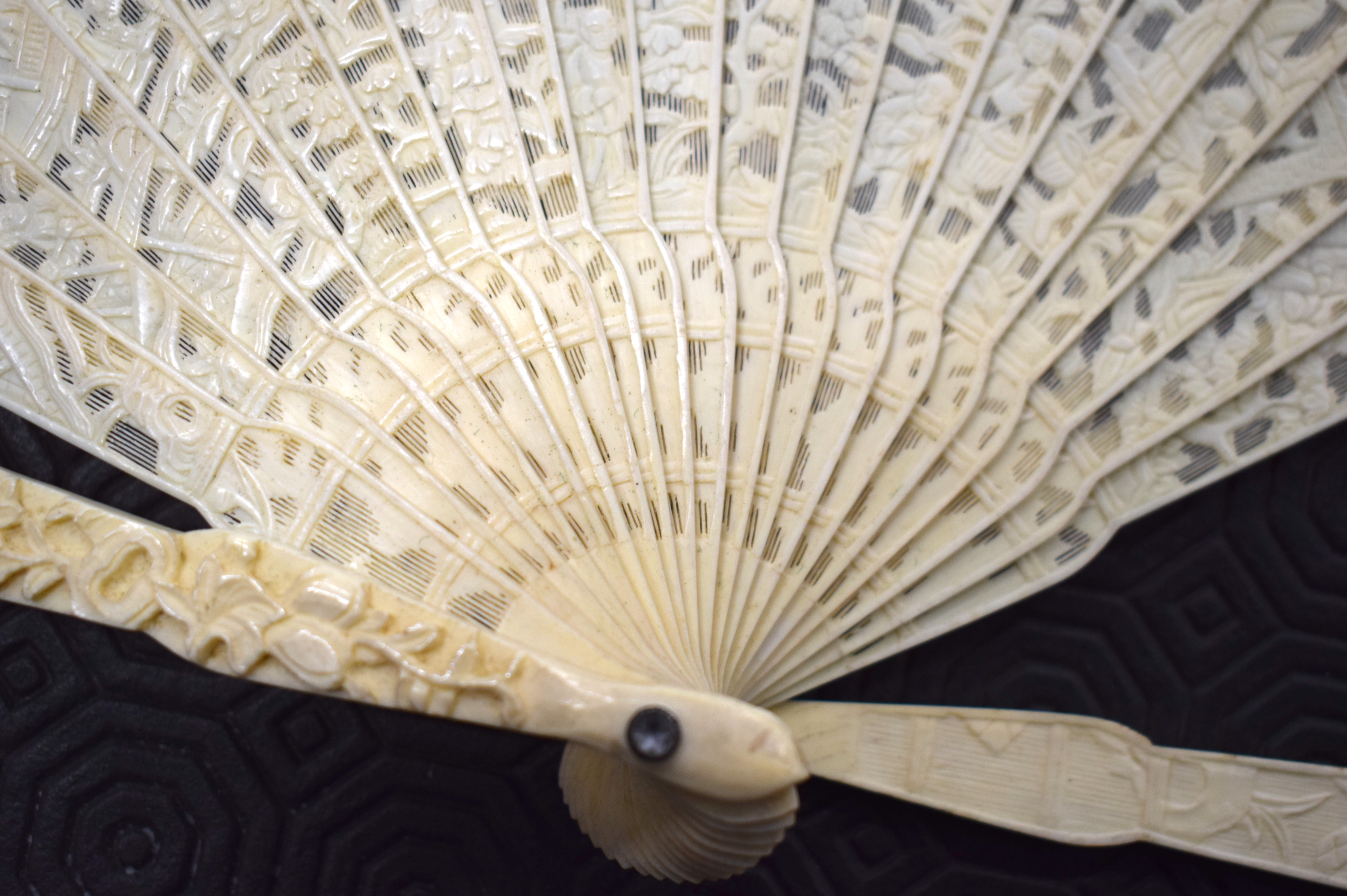 A FINE 19TH CENTURY CHINESE CARVED IVORY BRISE FAN C1840 decorated with figures. 30 cm wide extended - Image 17 of 17