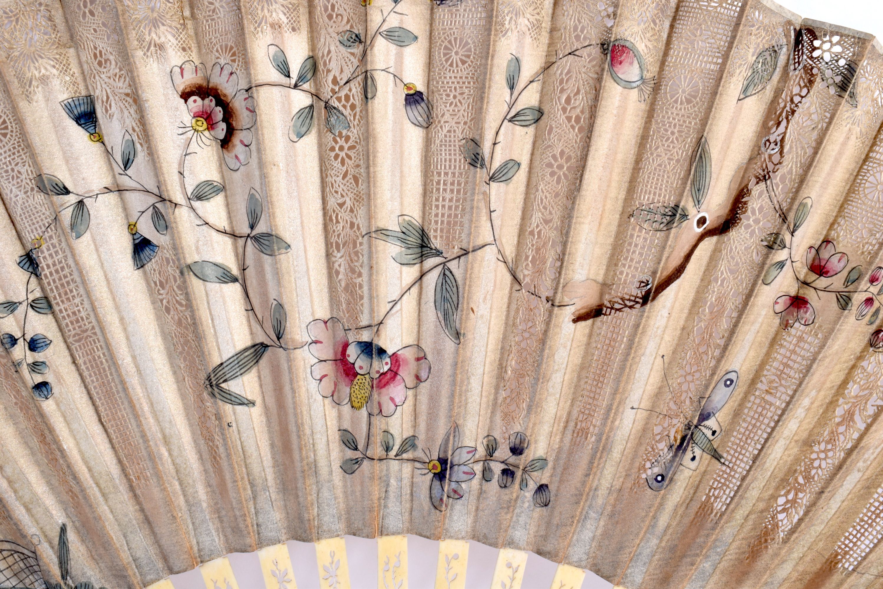 A FINE LATE 18TH CENTURY EUROPEAN CHINOSERIE FAN with carved sticks and decoupe paper leaf. 46 cm wi - Image 3 of 8