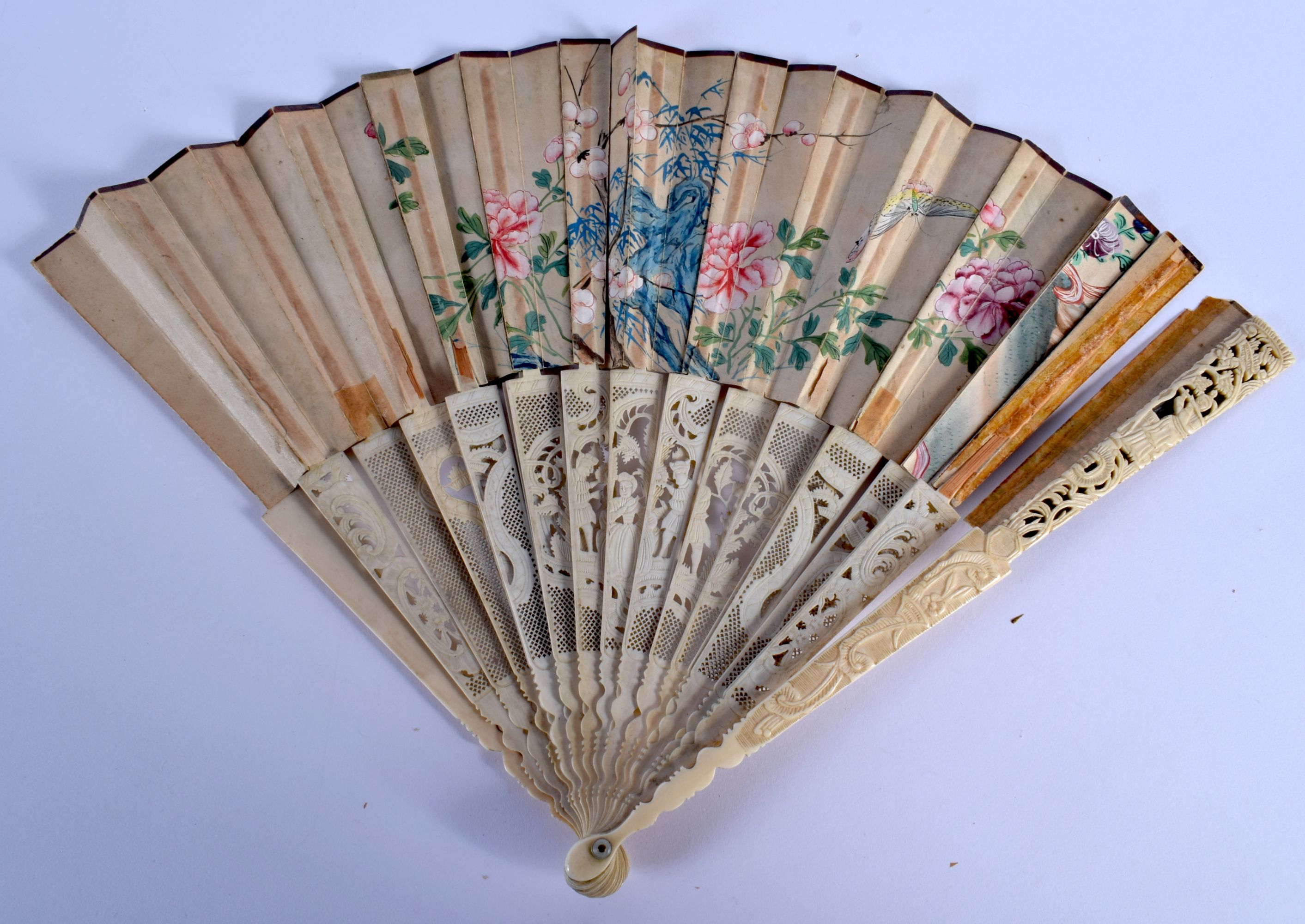 A LATE 18TH CENTURY EUROPEAN CHINOSERIE PAPER LEAF FAN decorated with flowers. 50 cm wide extended. - Image 4 of 5