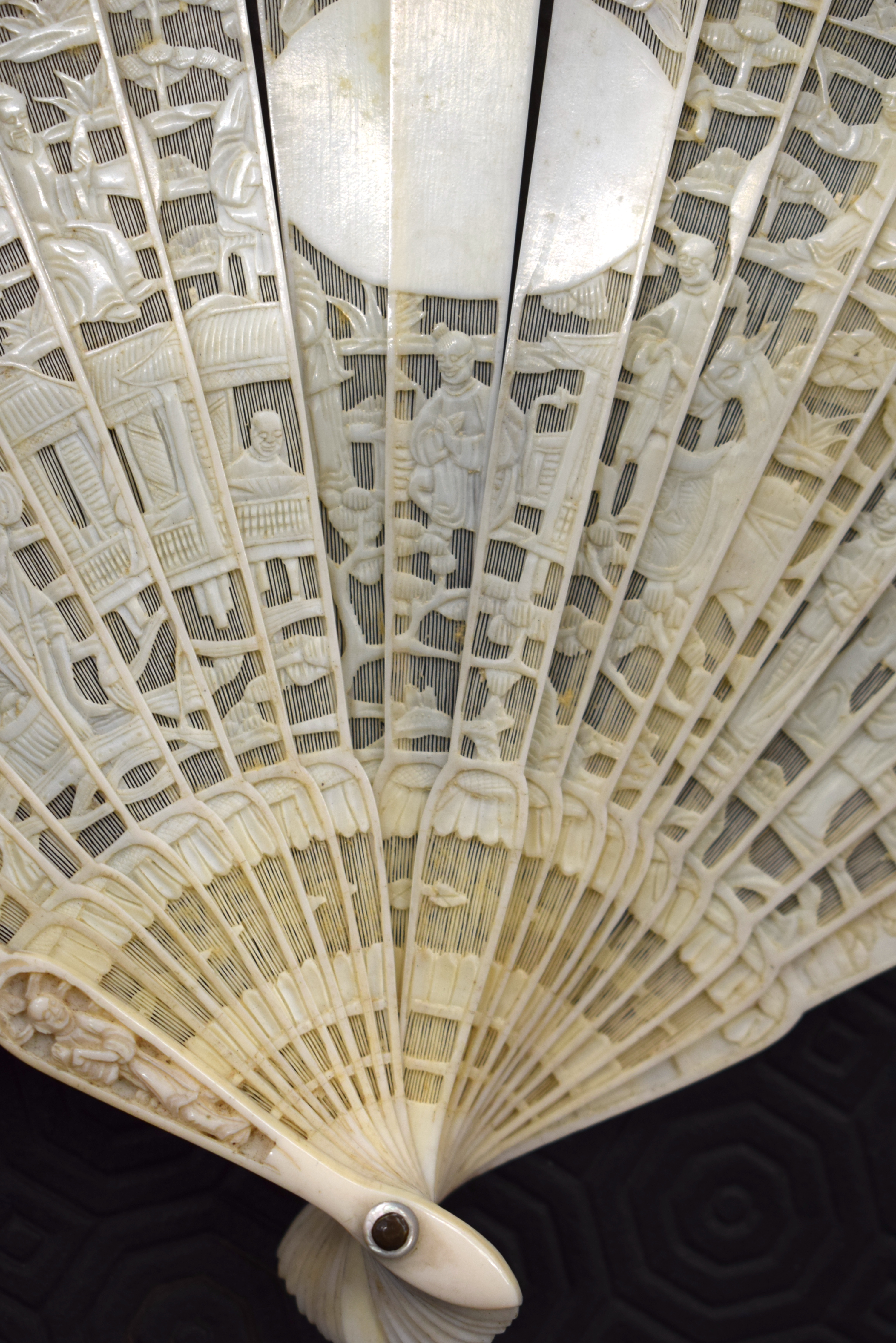 A MID 19TH CENTURY CHINESE CANTON IVORY FAN decorated with figures. 27 cm wide extended. - Image 7 of 20