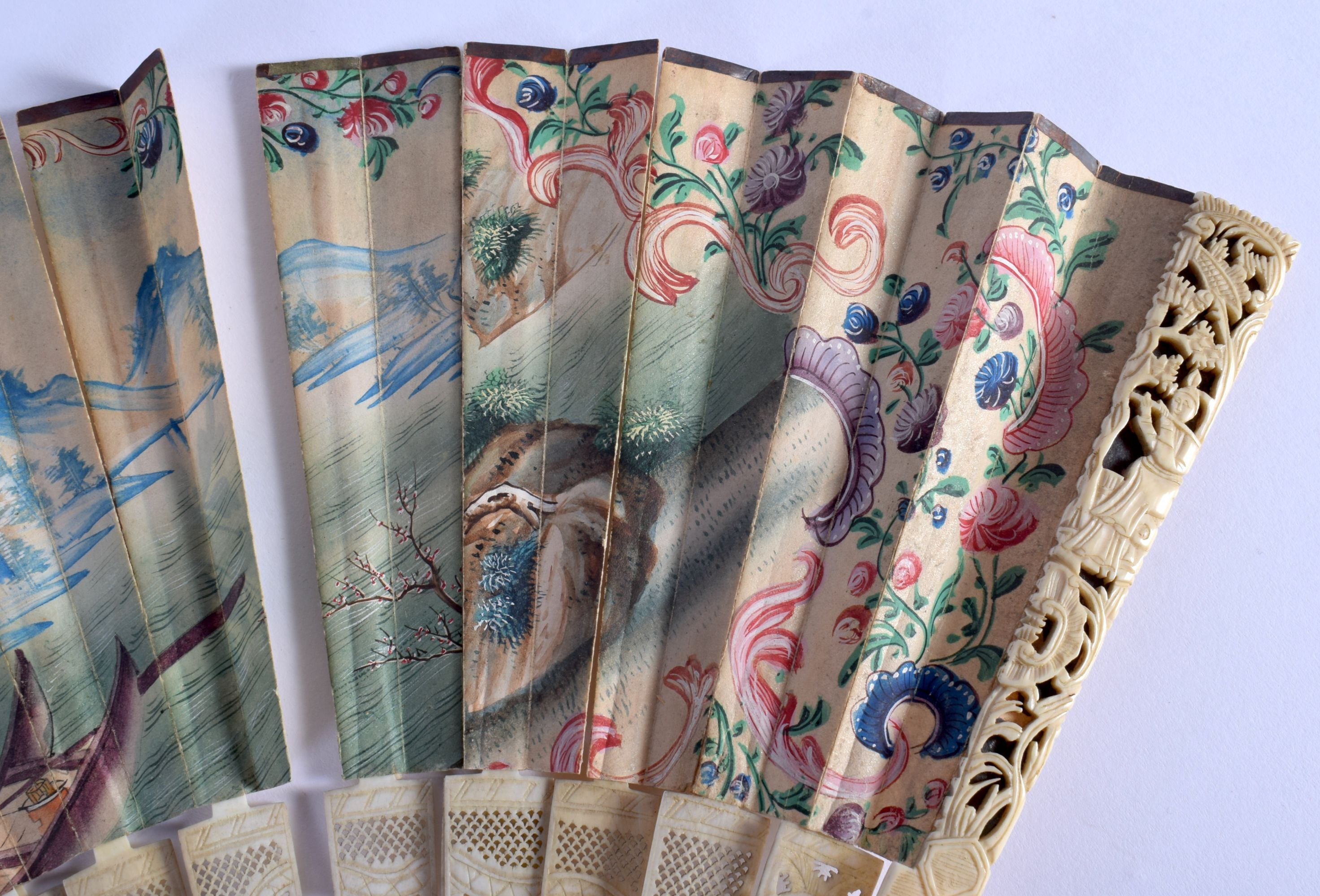 A LATE 18TH CENTURY EUROPEAN CHINOSERIE PAPER LEAF FAN decorated with flowers. 50 cm wide extended. - Image 3 of 5