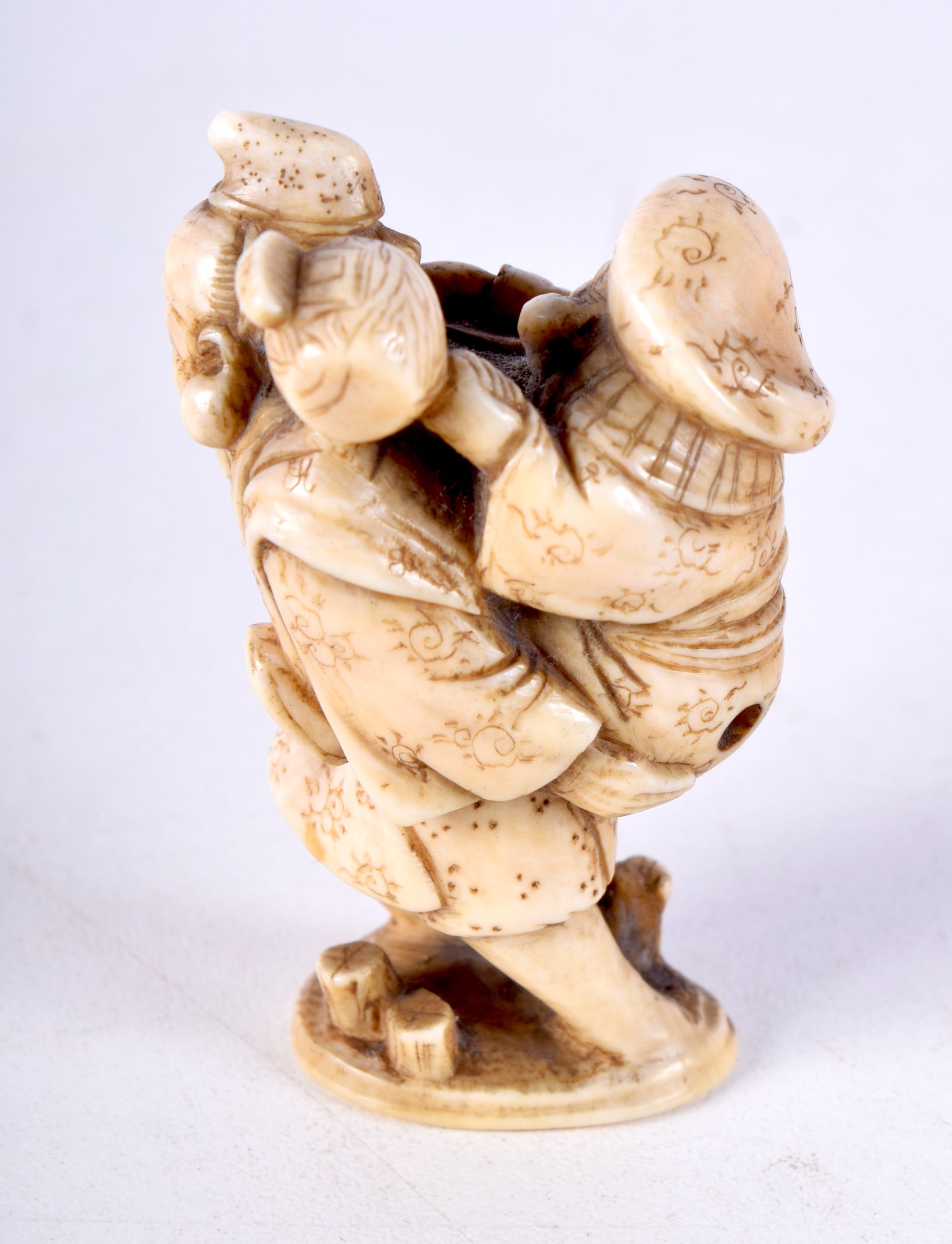 A 19TH CENTURY JAPANESE MEIJI PERIOD CARVED IVORY NETSUKE modelled as a boy holding daikokus hammer. - Bild 4 aus 5