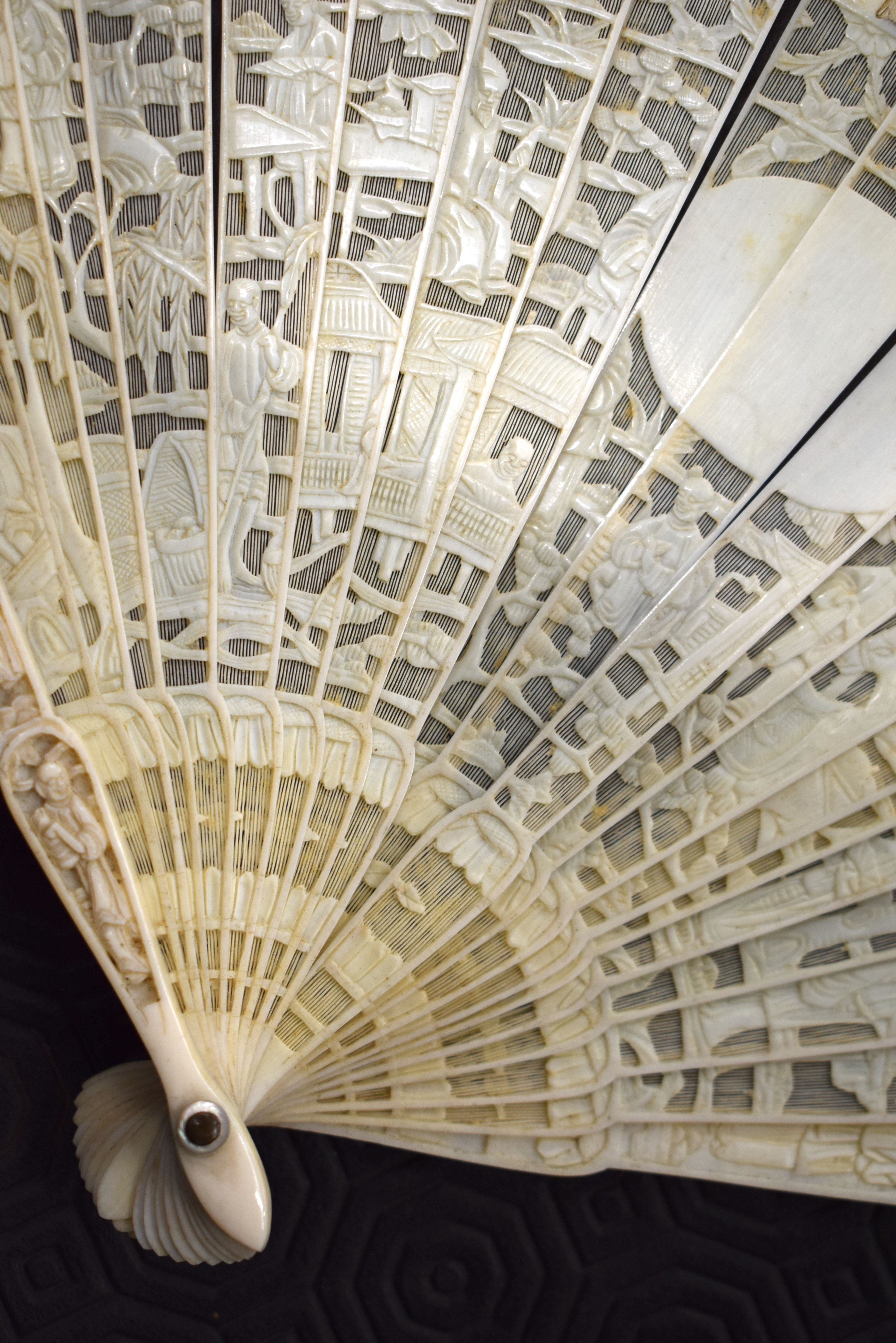 A MID 19TH CENTURY CHINESE CANTON IVORY FAN decorated with figures. 27 cm wide extended. - Image 5 of 20