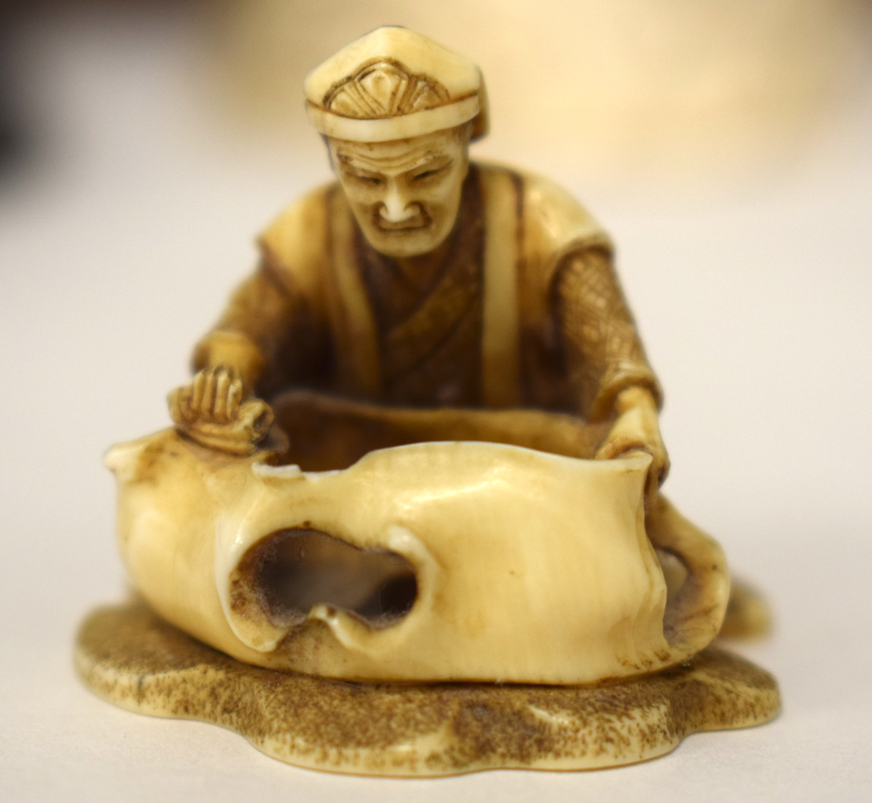 A 19TH CENTURY JAPANESE MEIJI PERIOD CARVED IVORY NETSUKE modelled as a male holding a sack. 3 cm x - Image 13 of 13