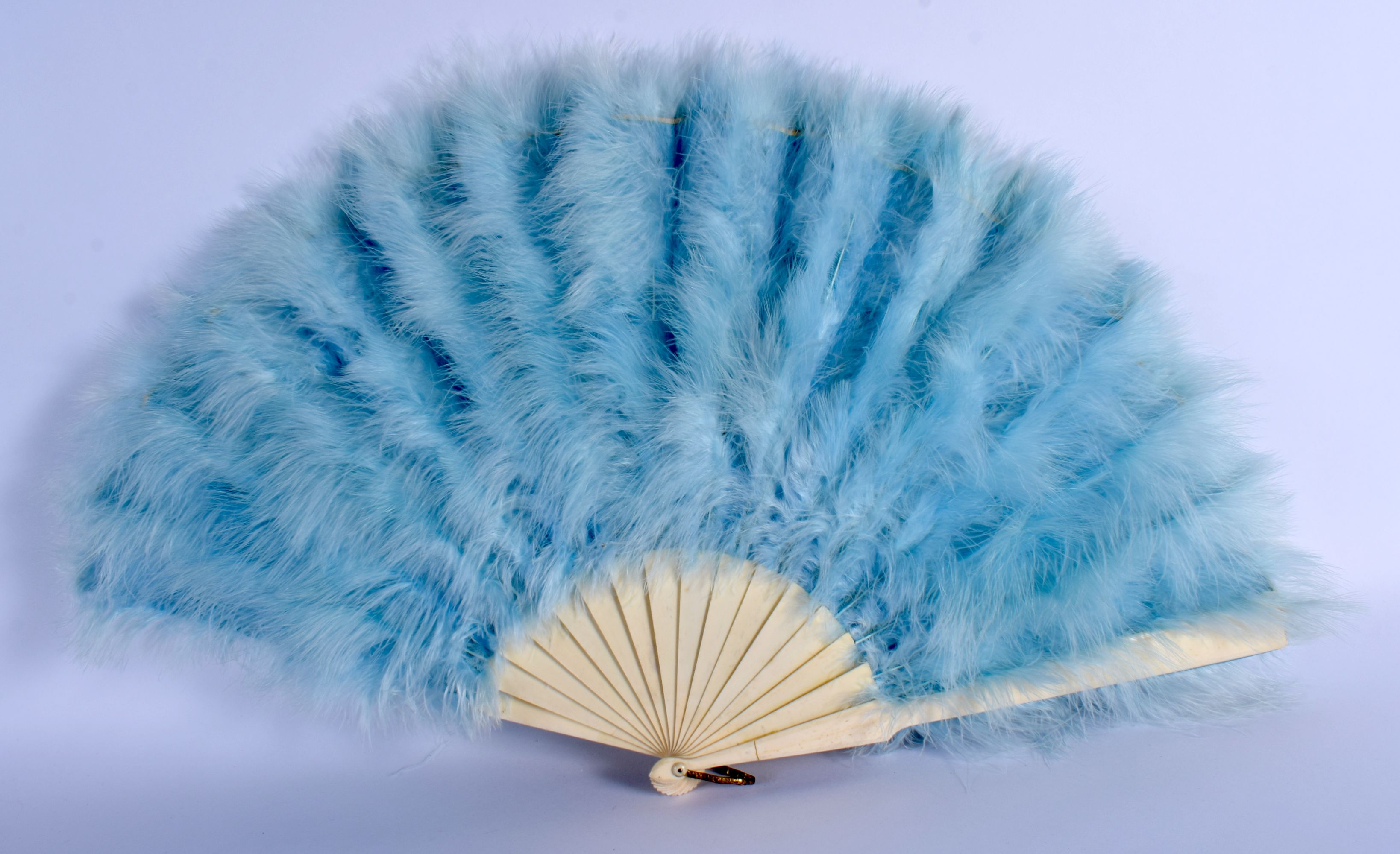 A LATE 19TH CENTURY EUROPEAN IVORY AND BLUE FEATHER FAN C1880. 54 wide extended. - Image 4 of 4