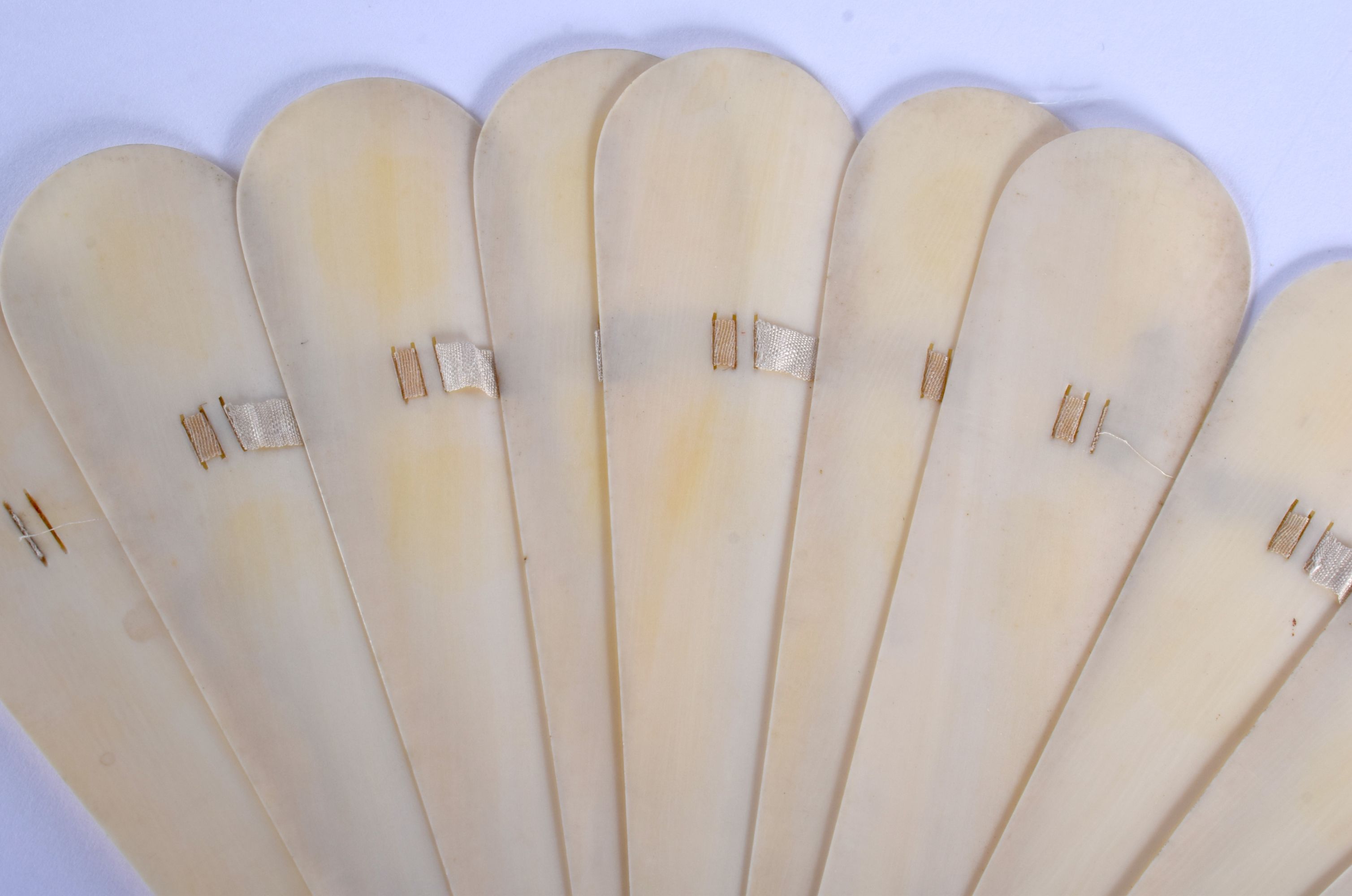 AN ANTIQUE IVORY BRISE FAN C1860. 28 cm wide extended. - Image 3 of 5