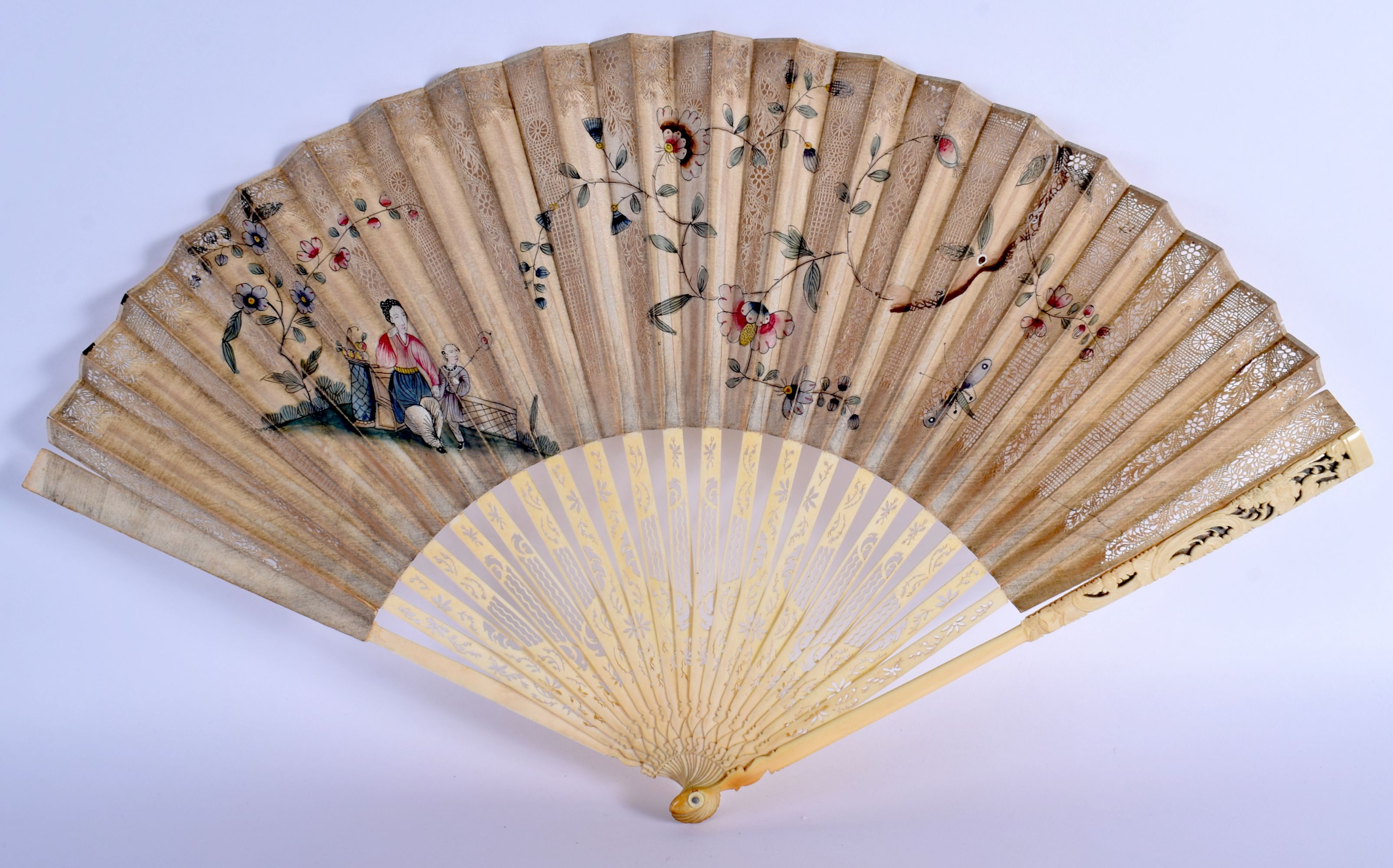 A FINE LATE 18TH CENTURY EUROPEAN CHINOSERIE FAN with carved sticks and decoupe paper leaf. 46 cm wi