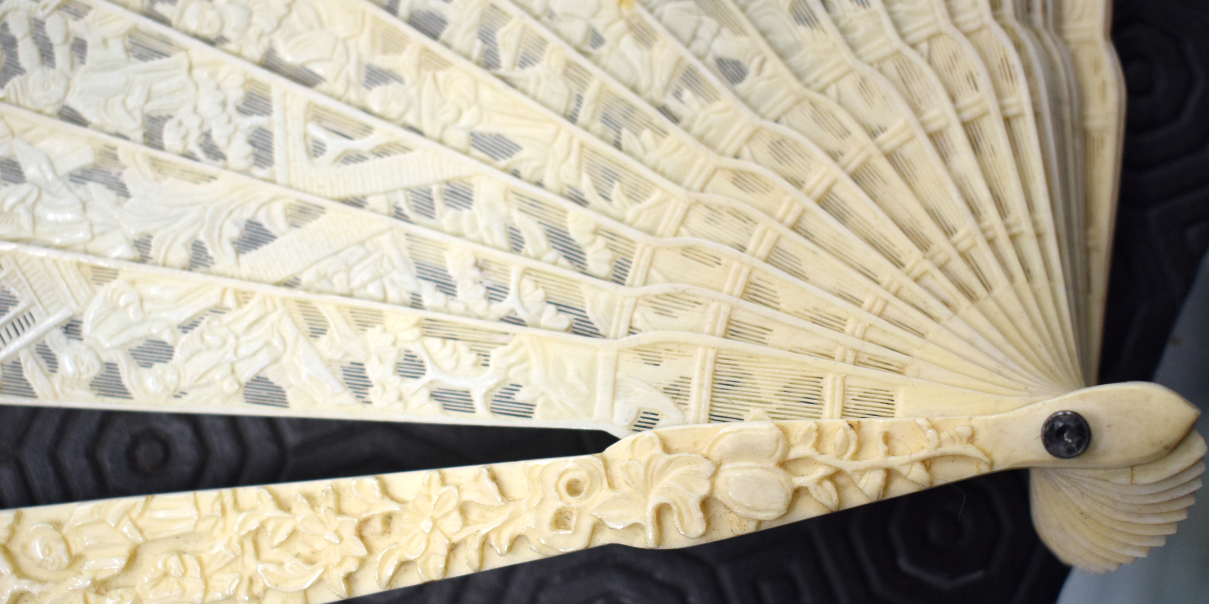 A FINE 19TH CENTURY CHINESE CARVED IVORY BRISE FAN C1840 decorated with figures. 30 cm wide extended - Image 7 of 17
