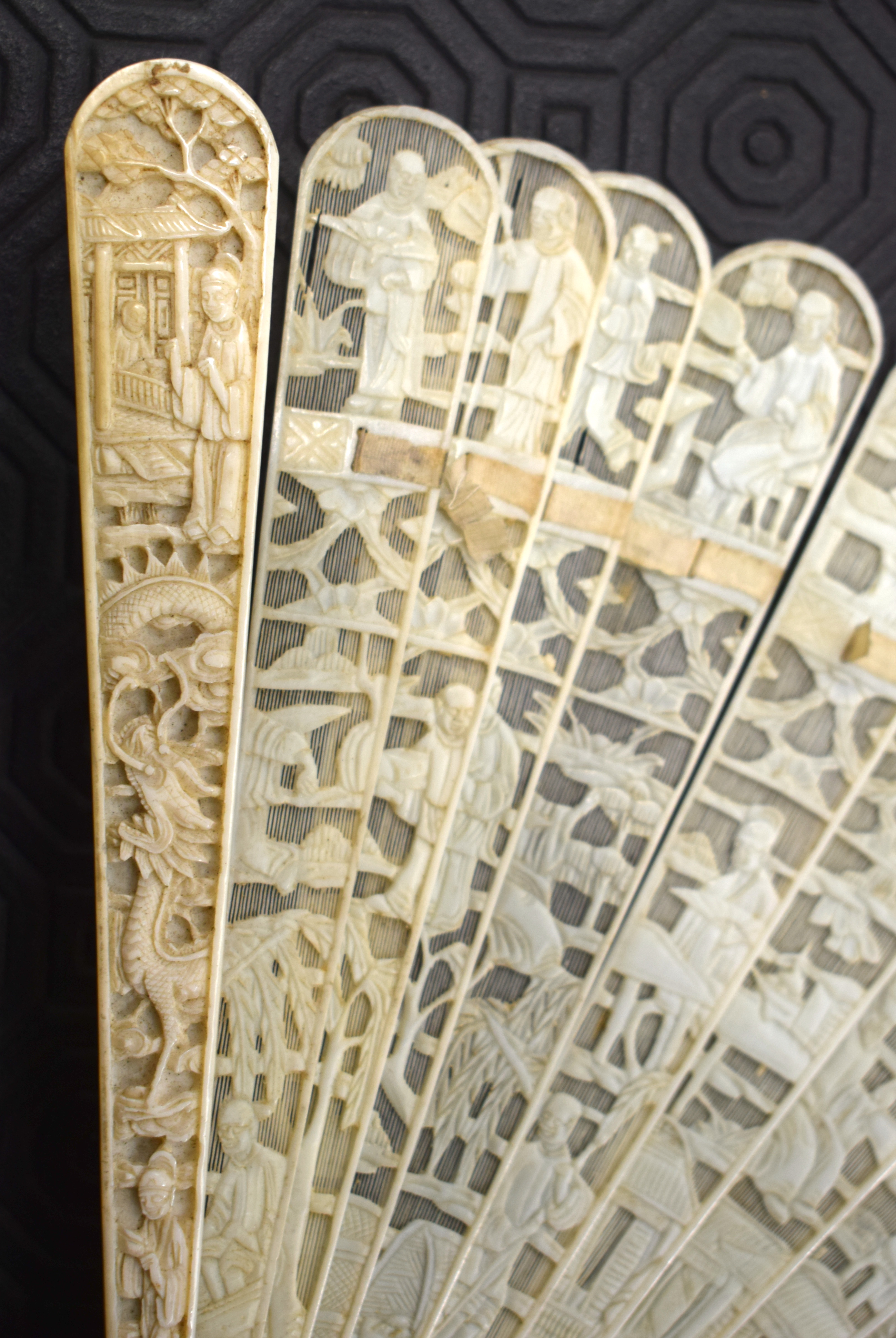 A MID 19TH CENTURY CHINESE CANTON IVORY FAN decorated with figures. 27 cm wide extended. - Image 20 of 20