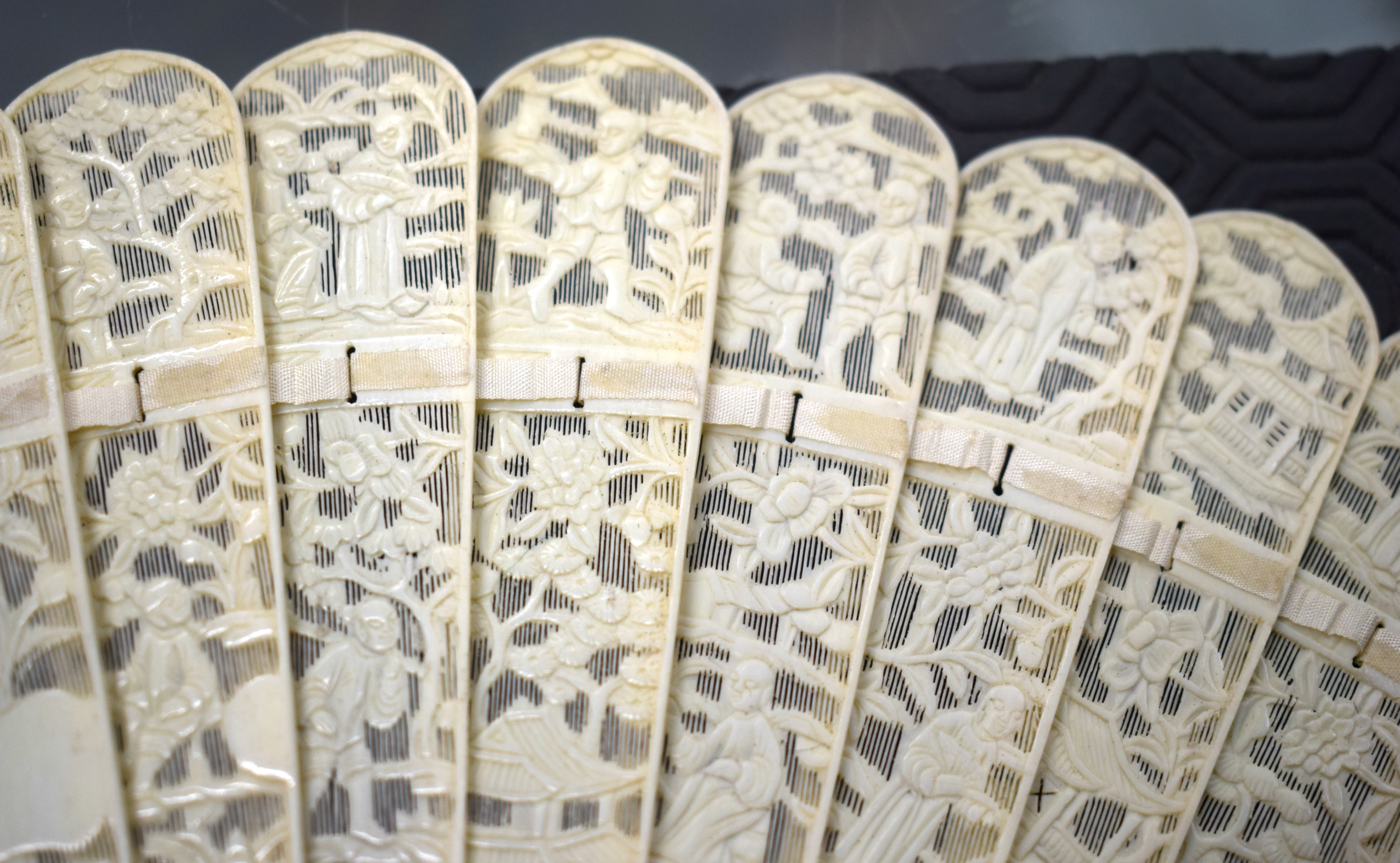 A FINE 19TH CENTURY CHINESE CARVED IVORY BRISE FAN C1840 decorated with figures. 30 cm wide extended - Image 14 of 17