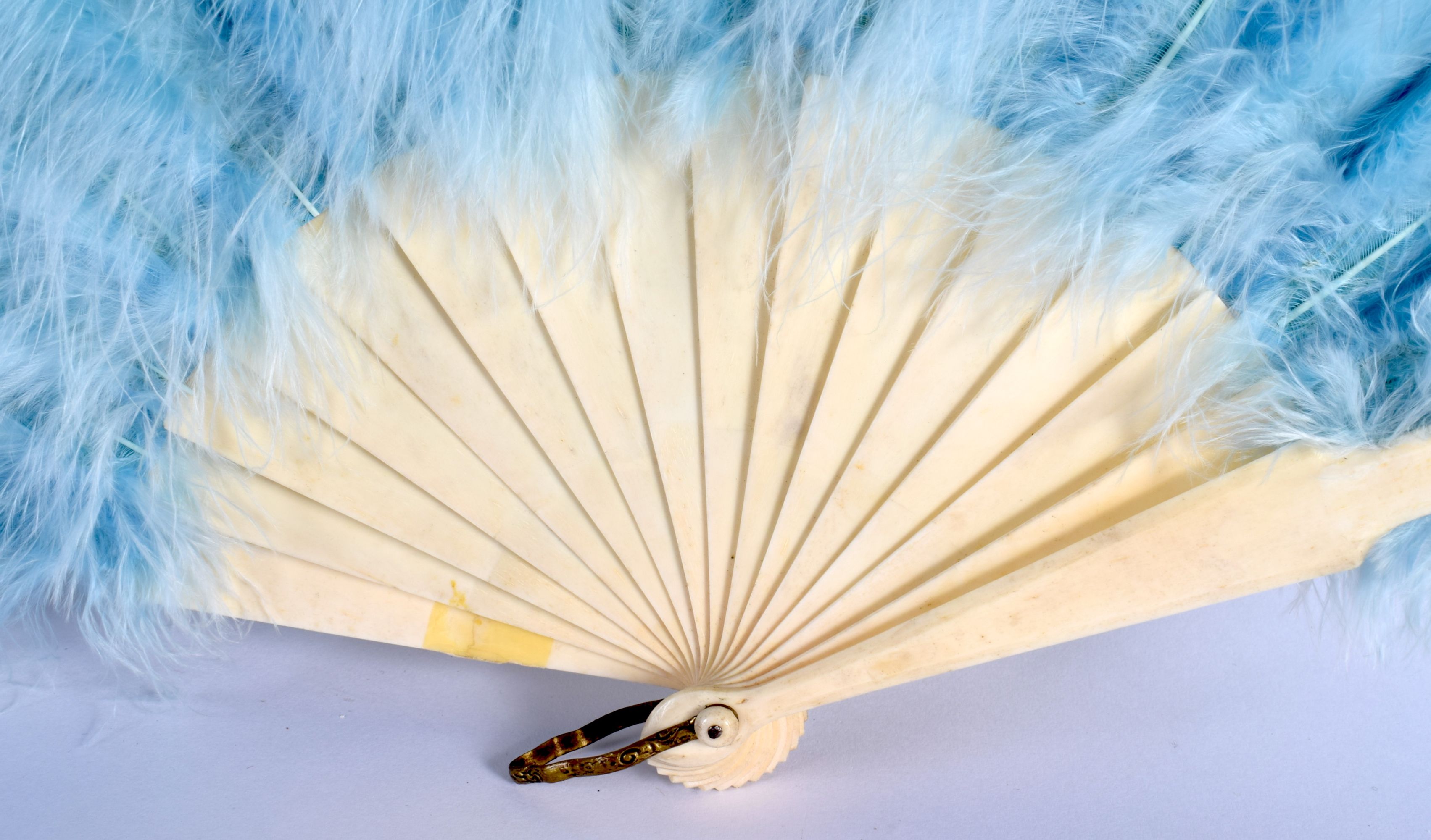 A LATE 19TH CENTURY EUROPEAN IVORY AND BLUE FEATHER FAN C1880. 54 wide extended. - Image 3 of 4