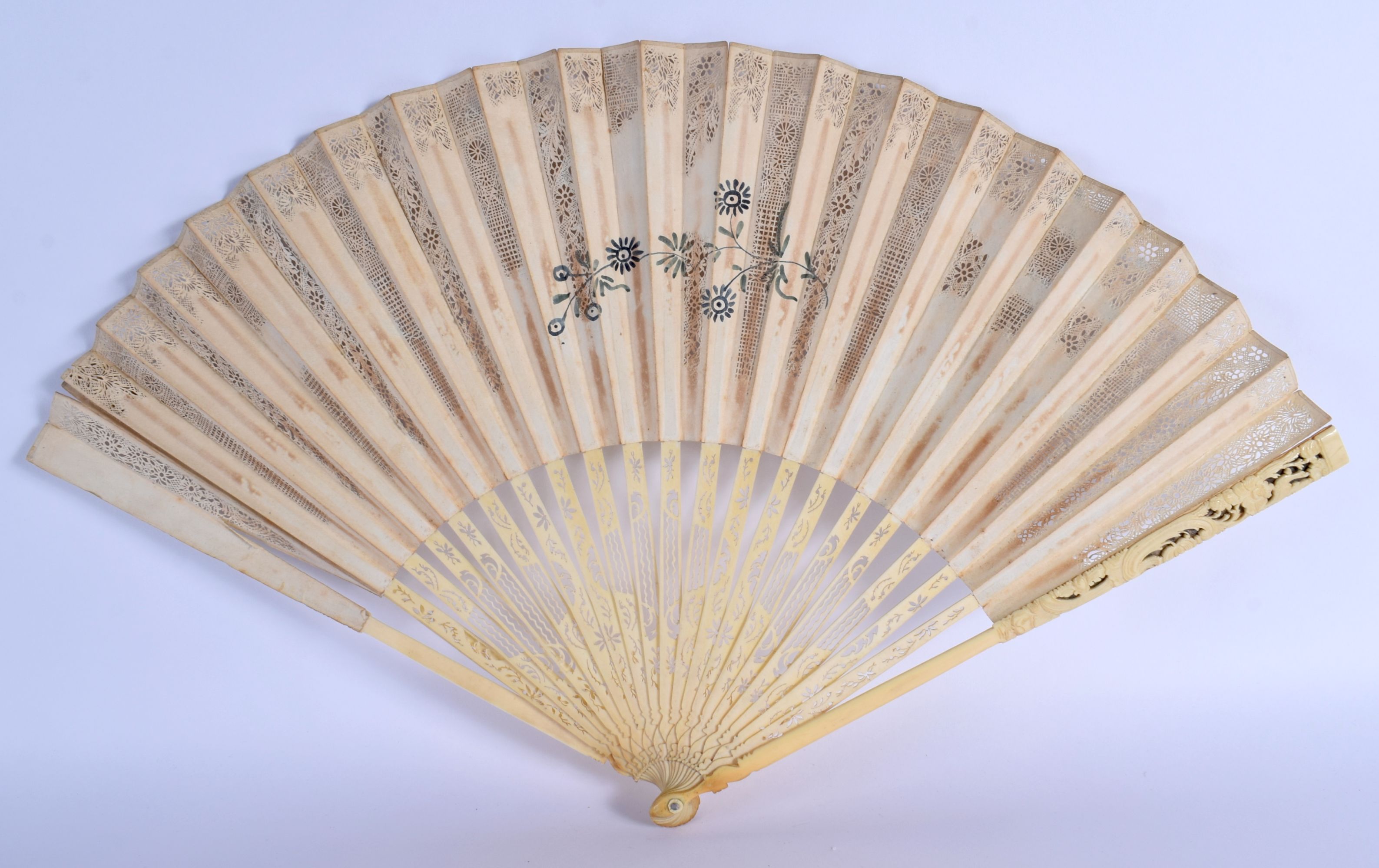 A FINE LATE 18TH CENTURY EUROPEAN CHINOSERIE FAN with carved sticks and decoupe paper leaf. 46 cm wi - Image 6 of 8