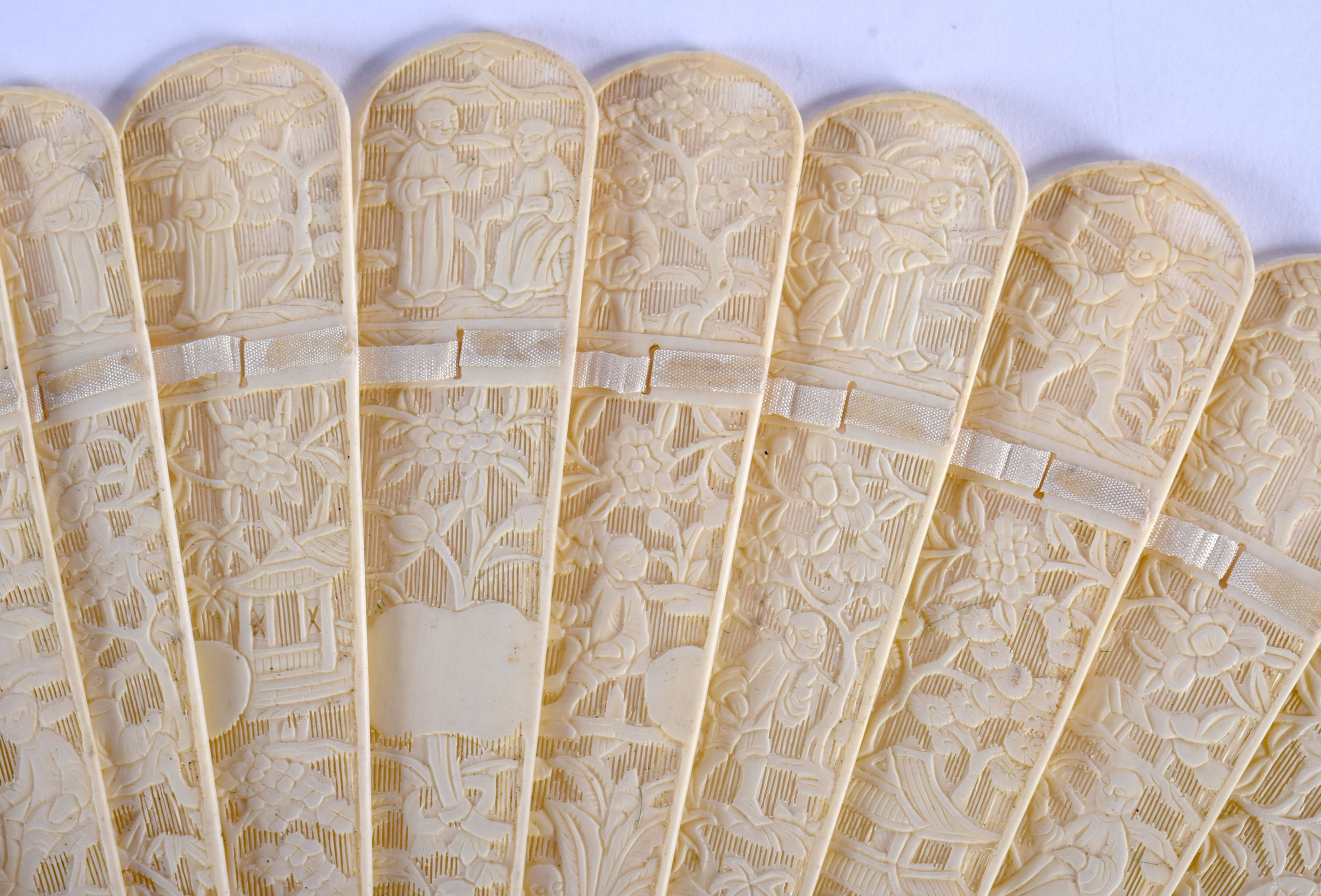 A FINE 19TH CENTURY CHINESE CARVED IVORY BRISE FAN C1840 decorated with figures. 30 cm wide extended - Image 3 of 17