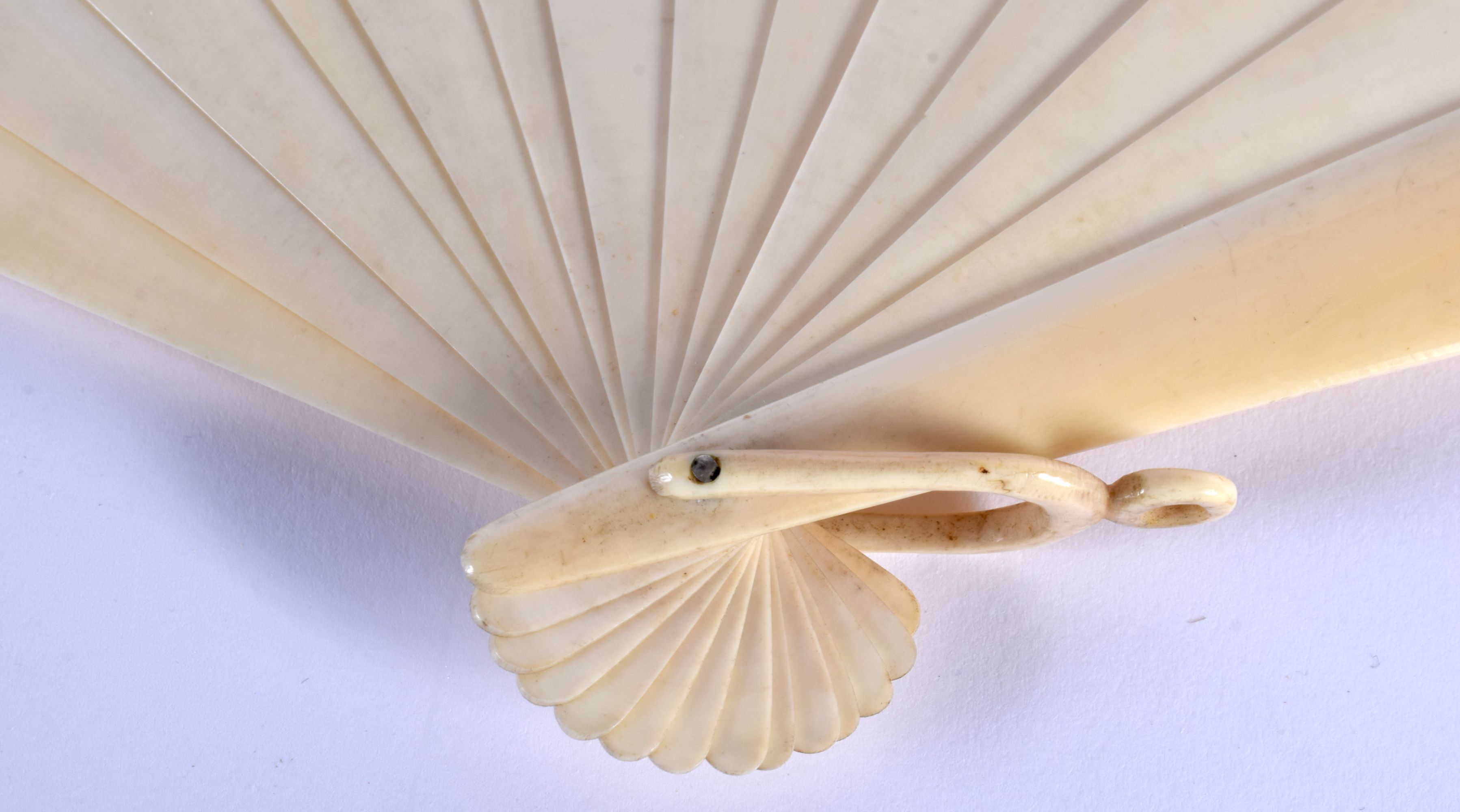 AN ANTIQUE IVORY BRISE FAN C1860. 28 cm wide extended. - Image 4 of 5