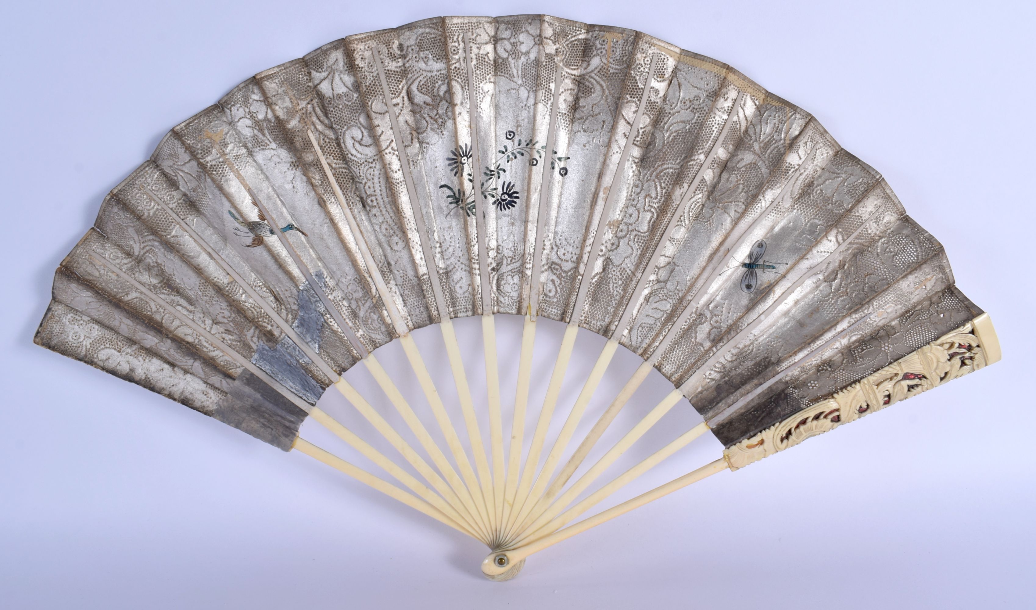 A LATE 18TH CENTURY EUROPEAN CHINOSERIE FAN with carved sticks and silvered decoupe paper leaf. 48 c - Image 5 of 5