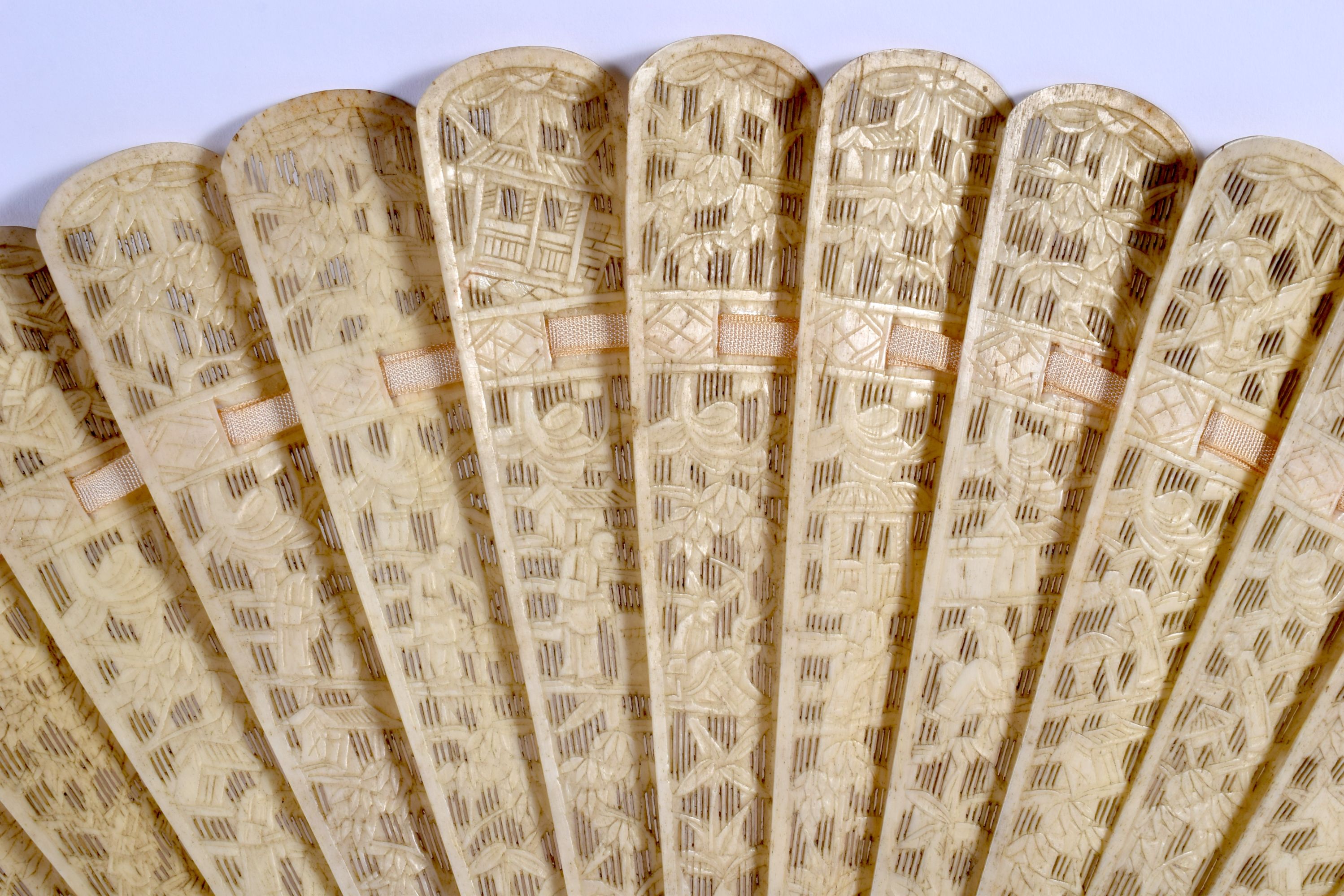 A MID 19TH CENTURY CHINESE CARVED IVORY BRISE FAN C1850 decorated with figures. 36 cm wide extended. - Image 3 of 6