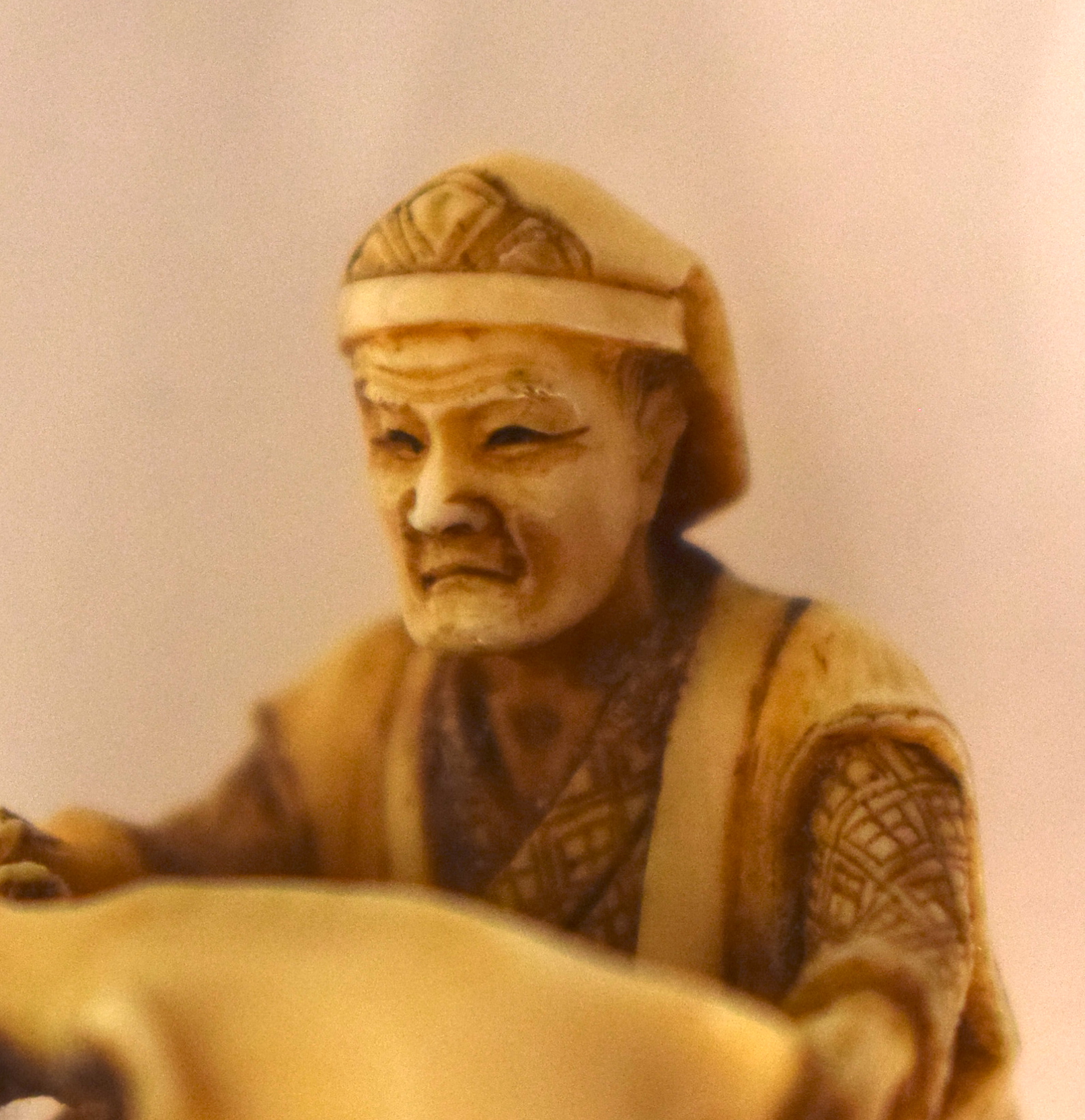A 19TH CENTURY JAPANESE MEIJI PERIOD CARVED IVORY NETSUKE modelled as a male holding a sack. 3 cm x - Image 9 of 13