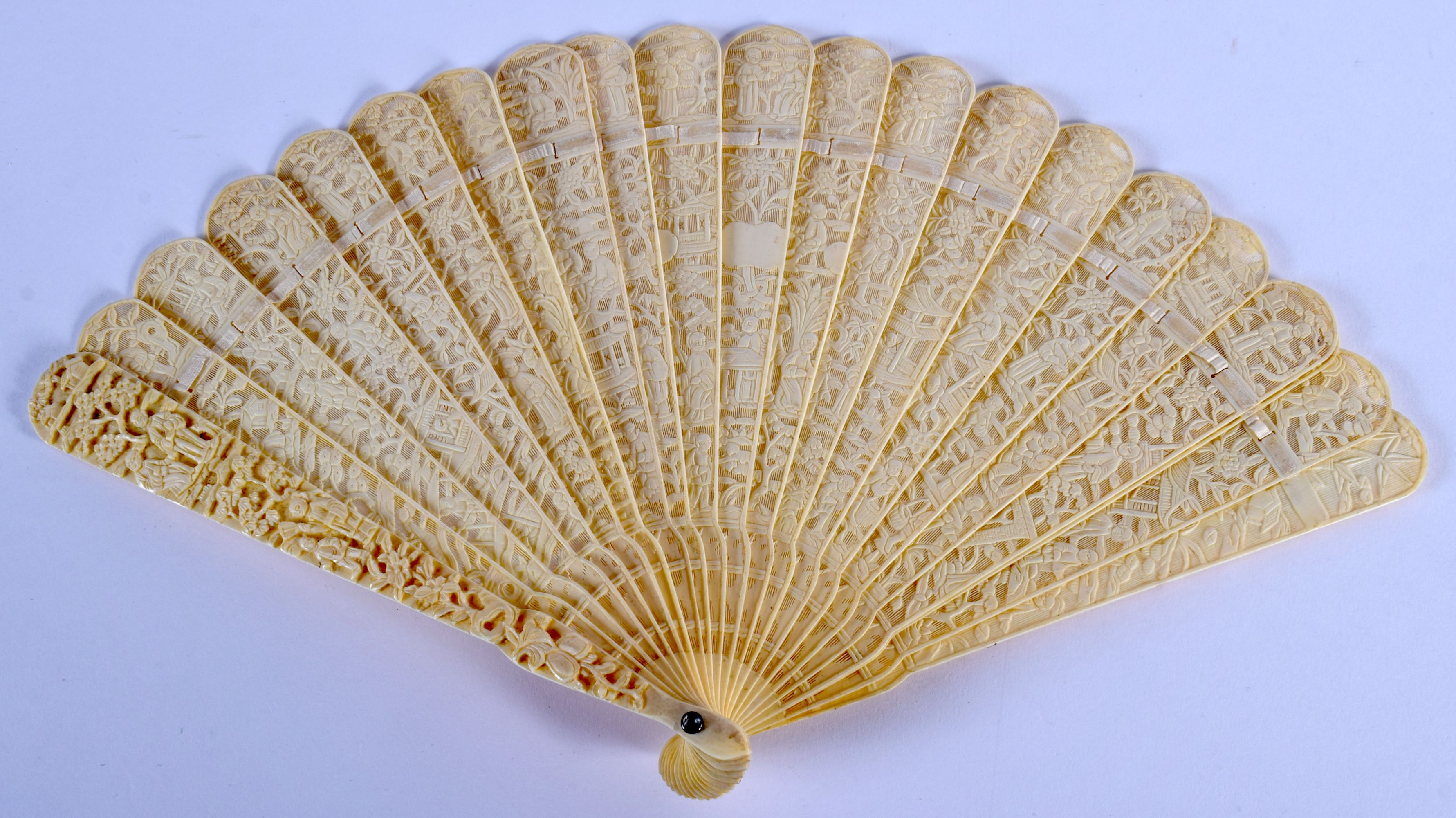 A FINE 19TH CENTURY CHINESE CARVED IVORY BRISE FAN C1840 decorated with figures. 30 cm wide extended - Image 5 of 17