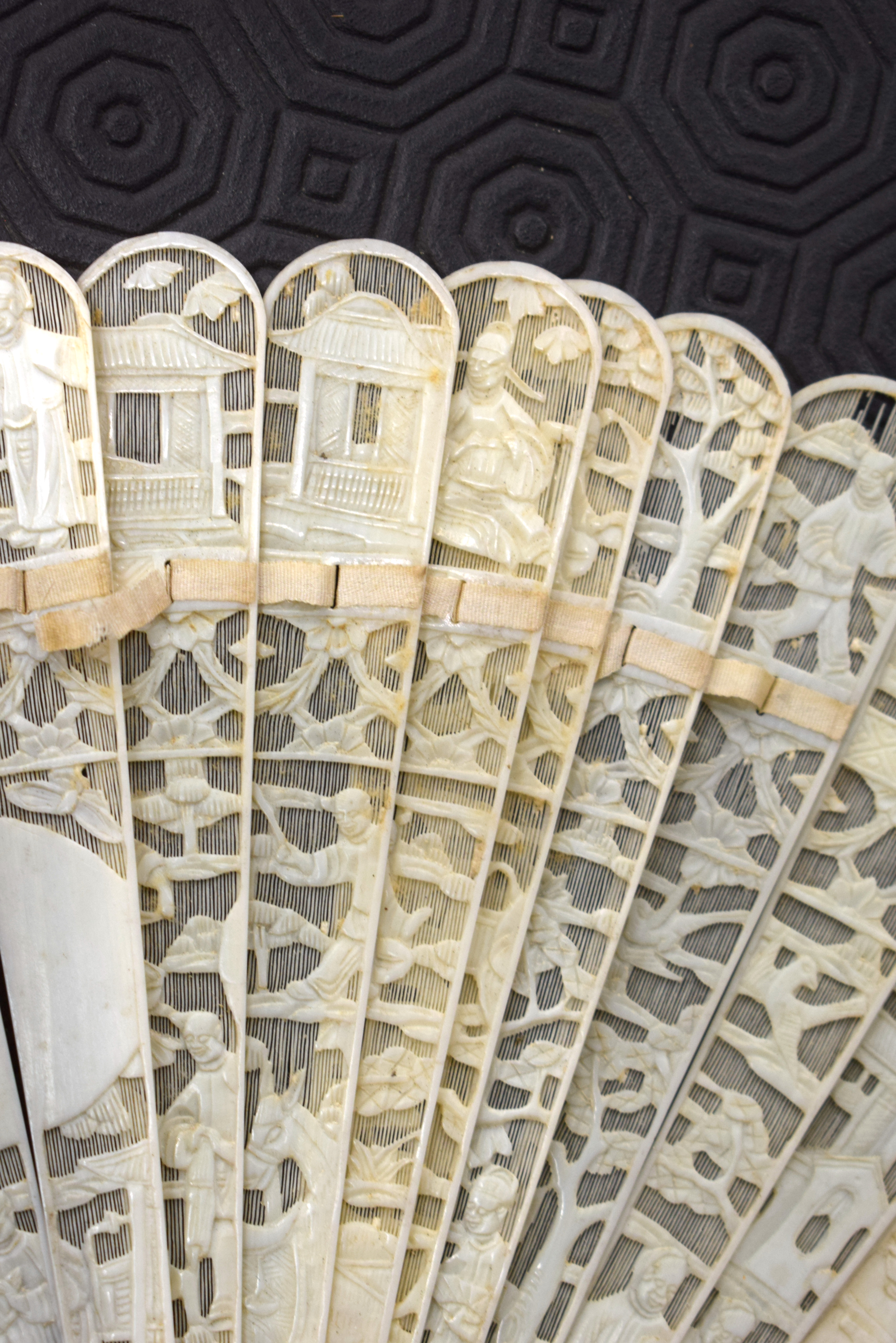 A MID 19TH CENTURY CHINESE CANTON IVORY FAN decorated with figures. 27 cm wide extended. - Image 8 of 20