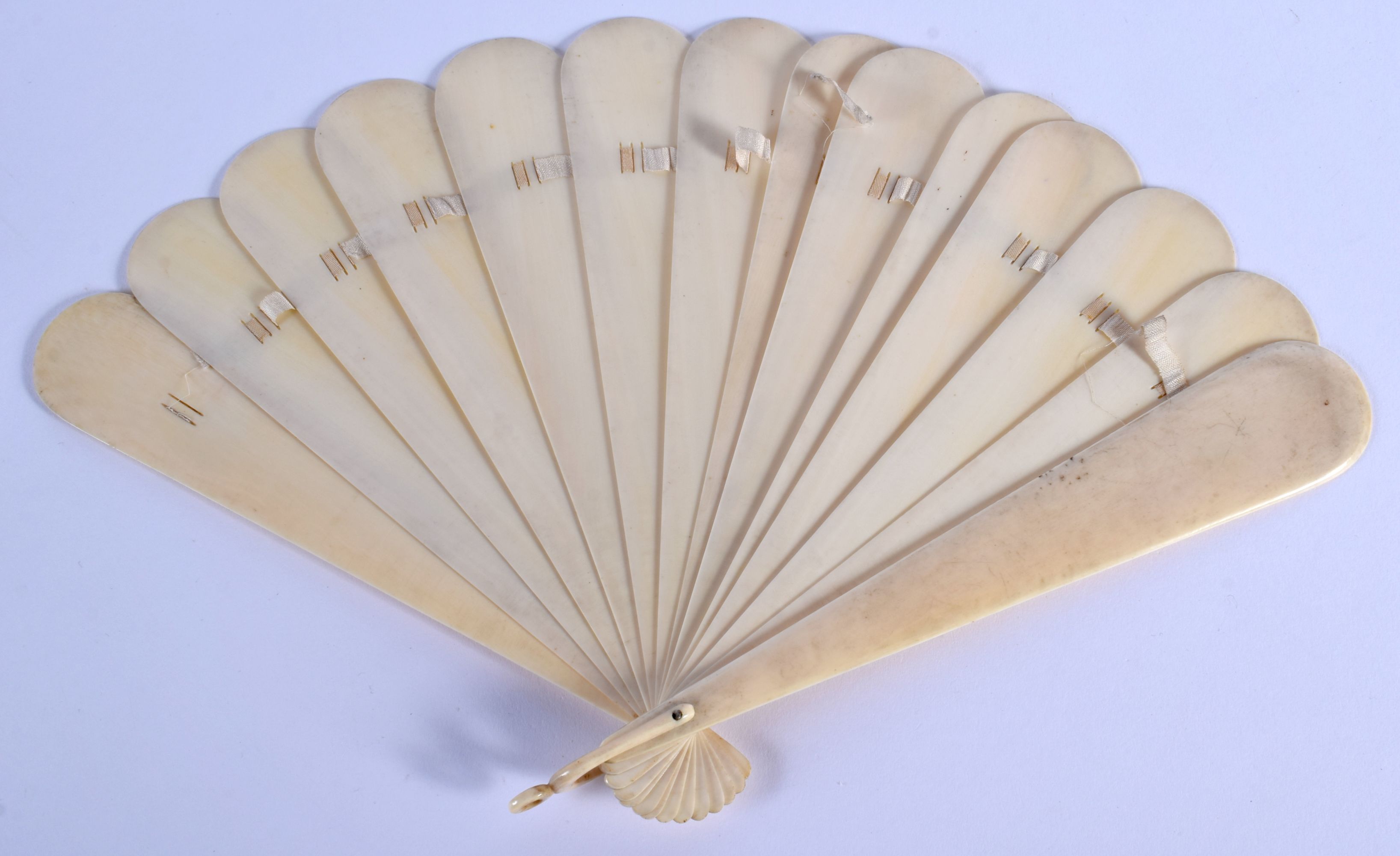 AN ANTIQUE IVORY BRISE FAN C1860. 28 cm wide extended. - Image 5 of 5