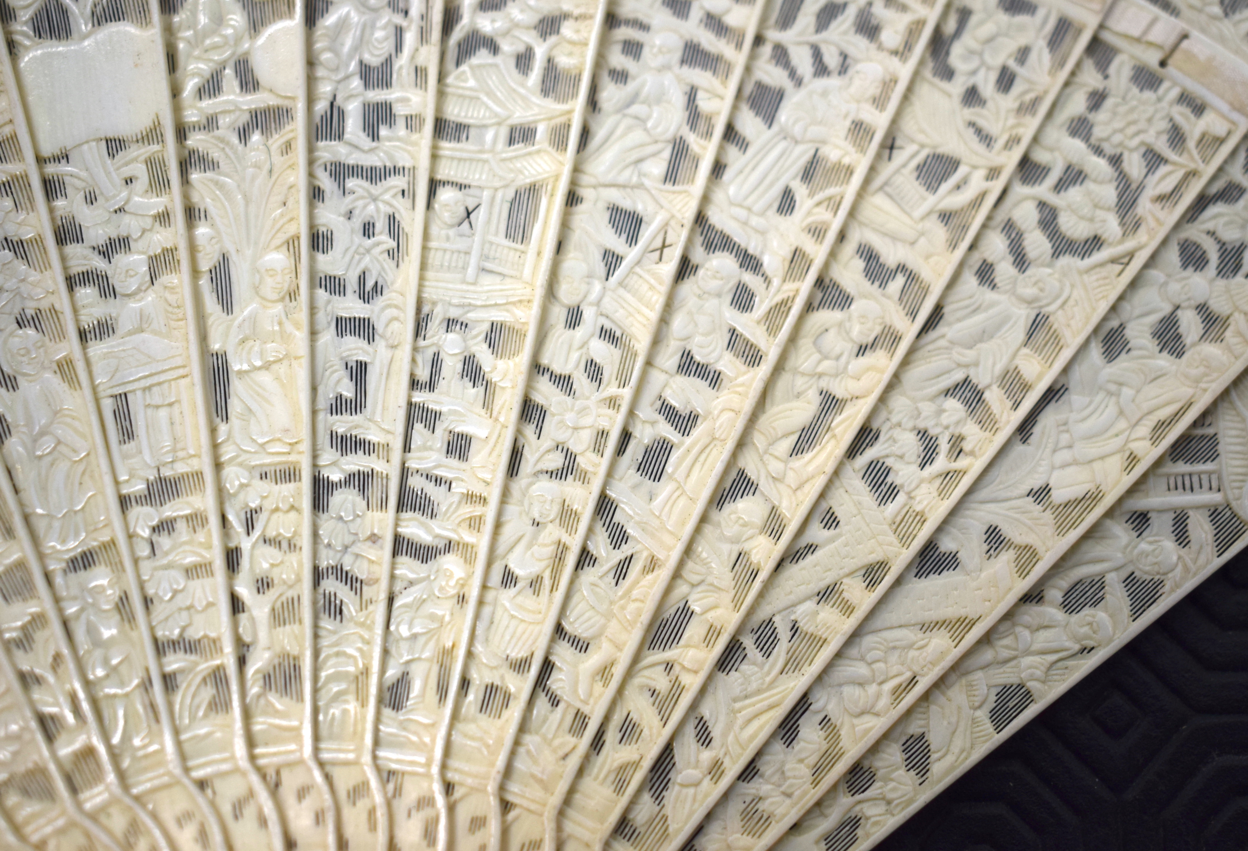 A FINE 19TH CENTURY CHINESE CARVED IVORY BRISE FAN C1840 decorated with figures. 30 cm wide extended - Image 15 of 17