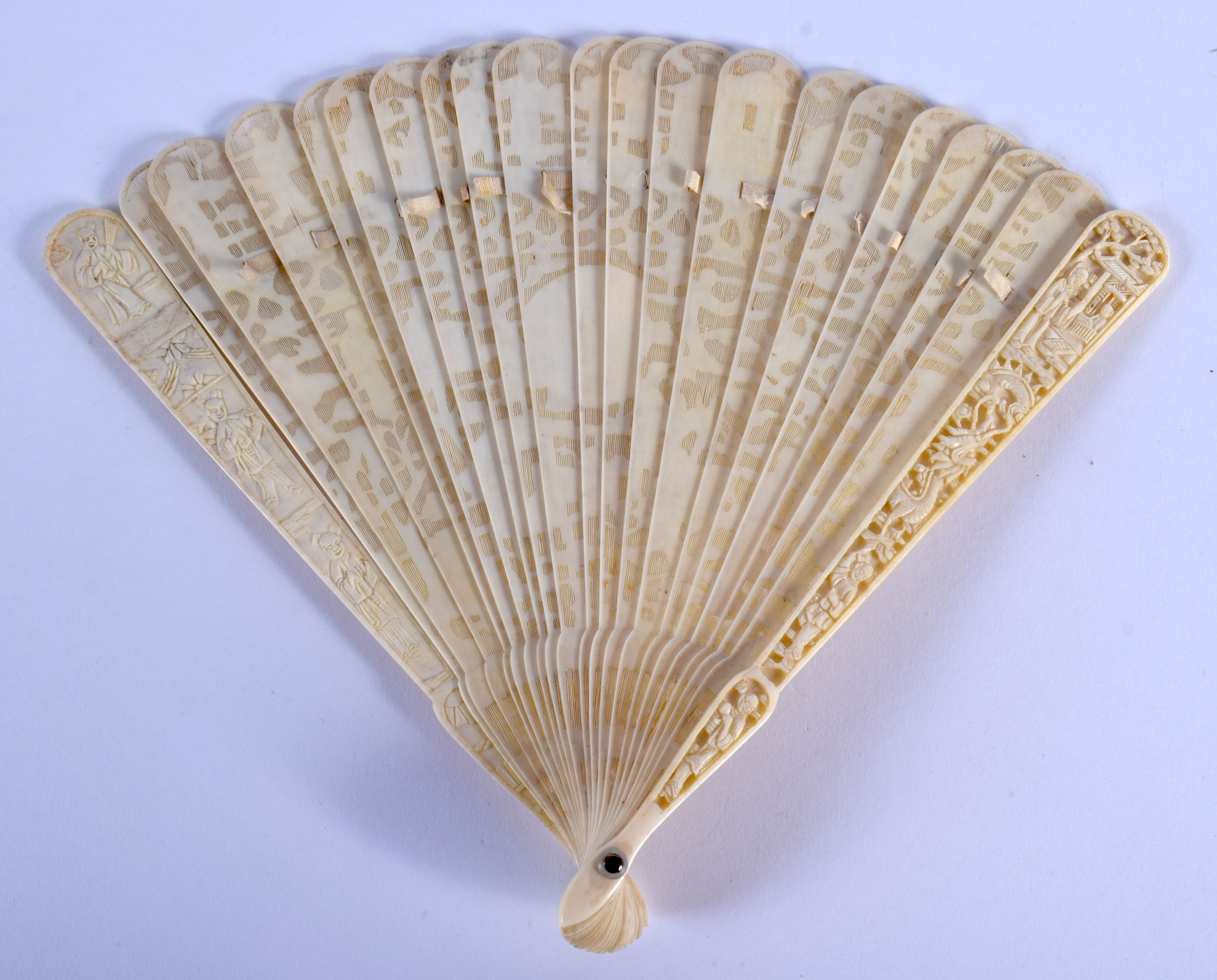 A MID 19TH CENTURY CHINESE CANTON IVORY FAN decorated with figures. 27 cm wide extended. - Image 2 of 20