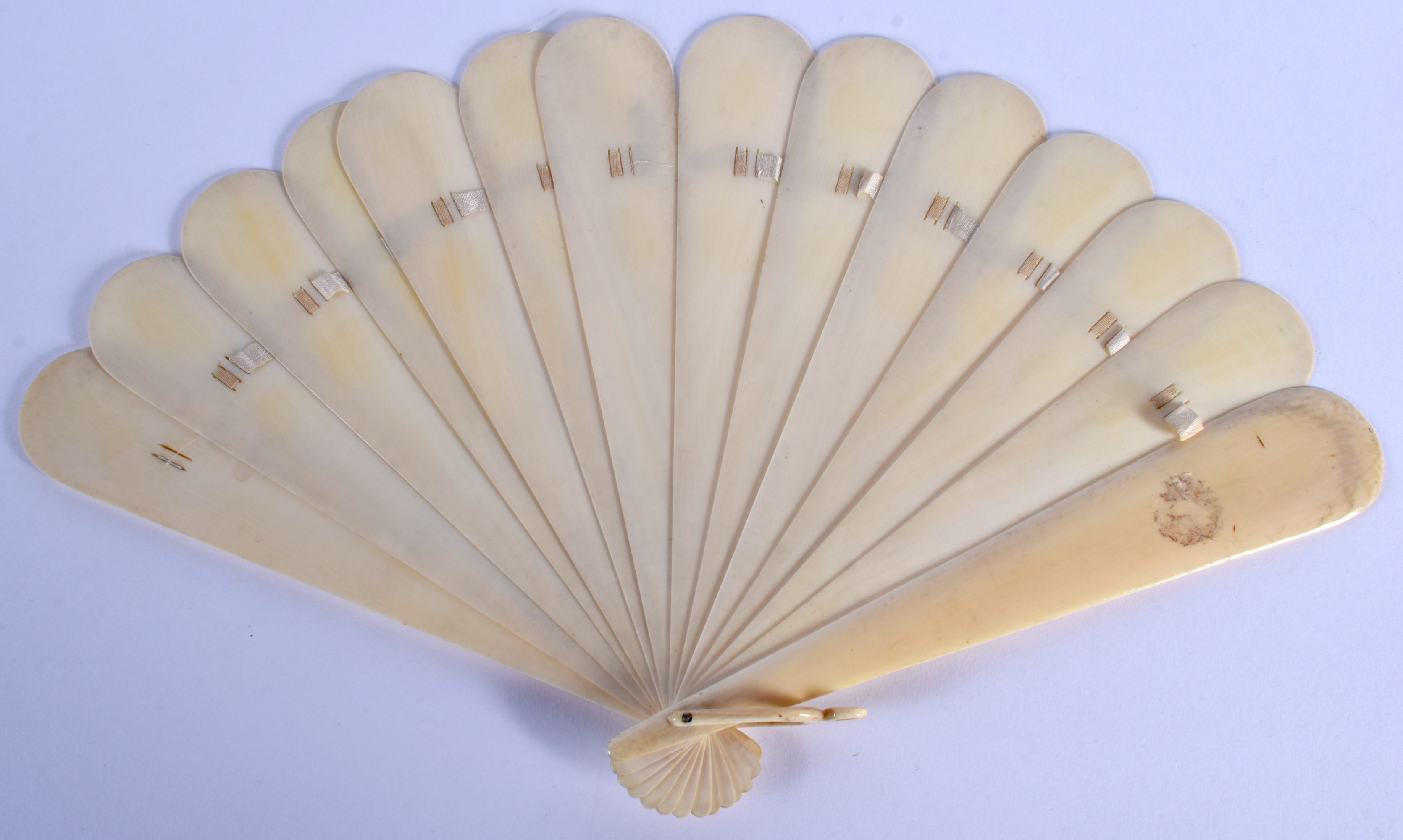 AN ANTIQUE IVORY BRISE FAN C1860. 28 cm wide extended.