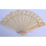 AN ANTIQUE IVORY BRISE FAN C1860. 28 cm wide extended.