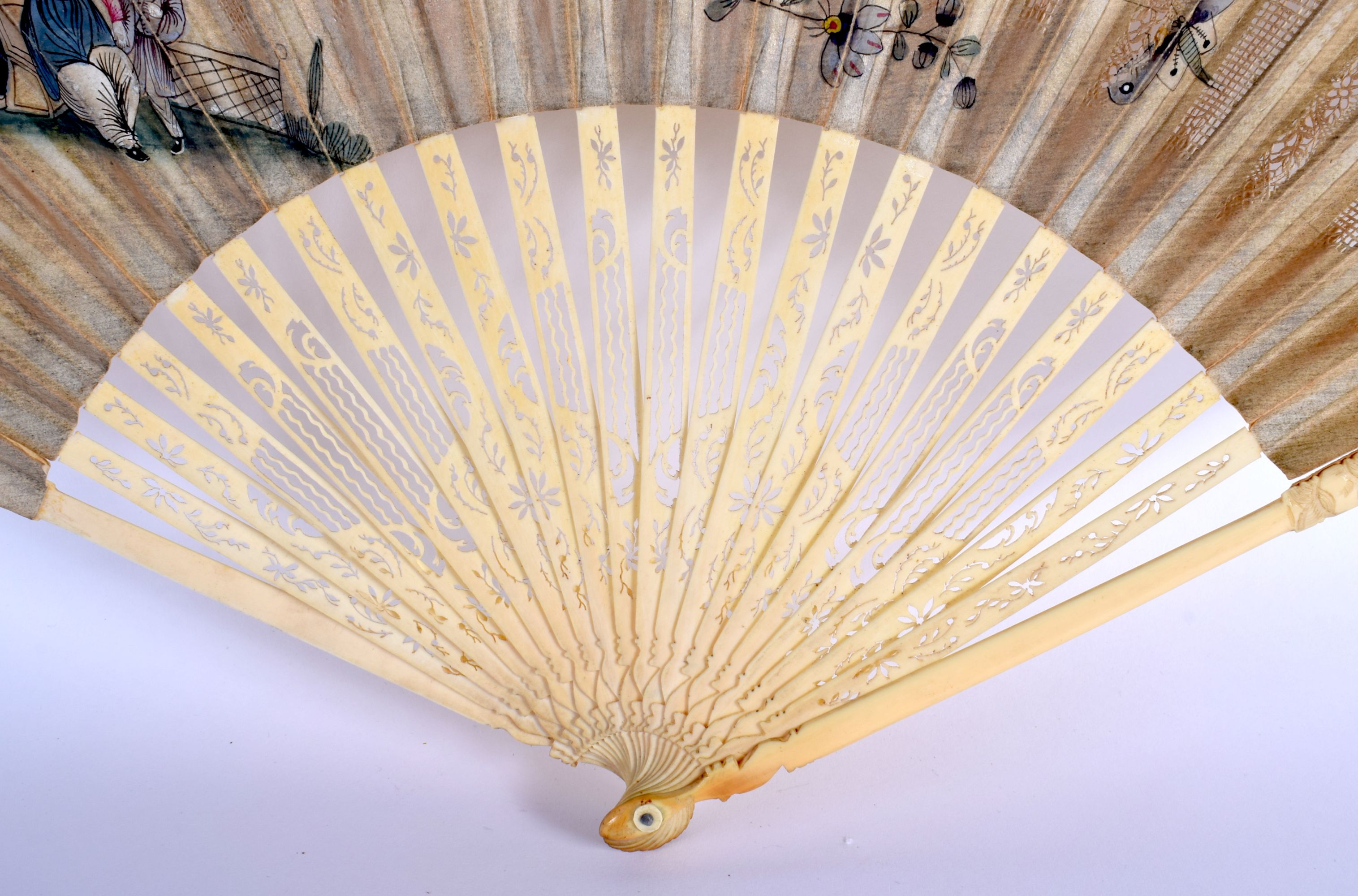 A FINE LATE 18TH CENTURY EUROPEAN CHINOSERIE FAN with carved sticks and decoupe paper leaf. 46 cm wi - Image 5 of 8