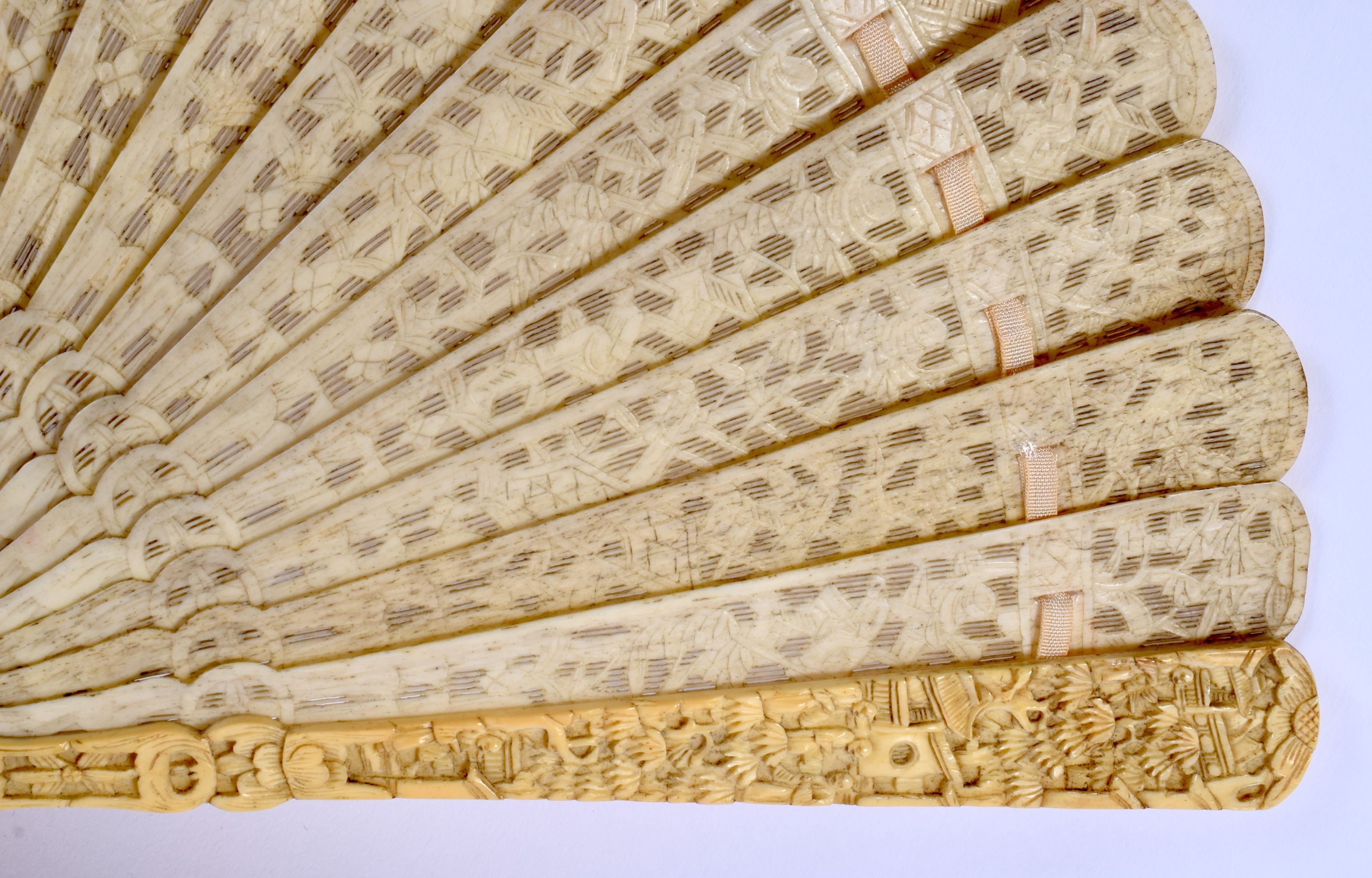 A MID 19TH CENTURY CHINESE CARVED IVORY BRISE FAN C1850 decorated with figures. 36 cm wide extended. - Image 4 of 6
