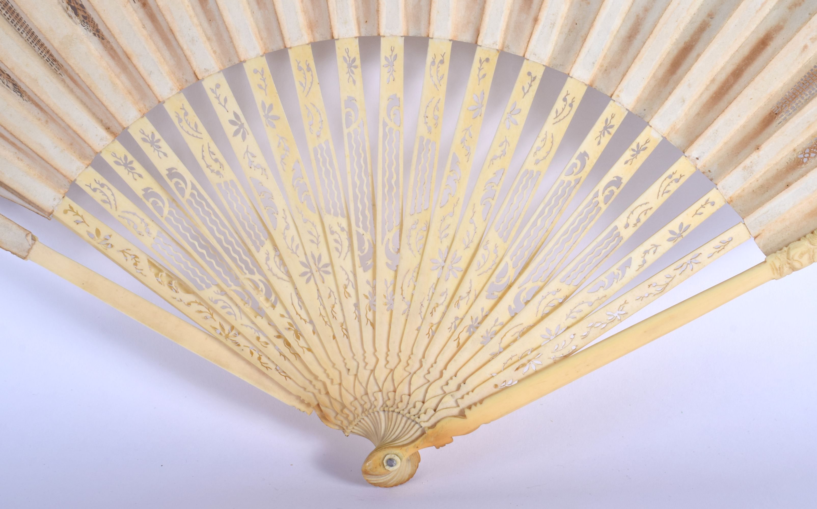 A FINE LATE 18TH CENTURY EUROPEAN CHINOSERIE FAN with carved sticks and decoupe paper leaf. 46 cm wi - Image 8 of 8