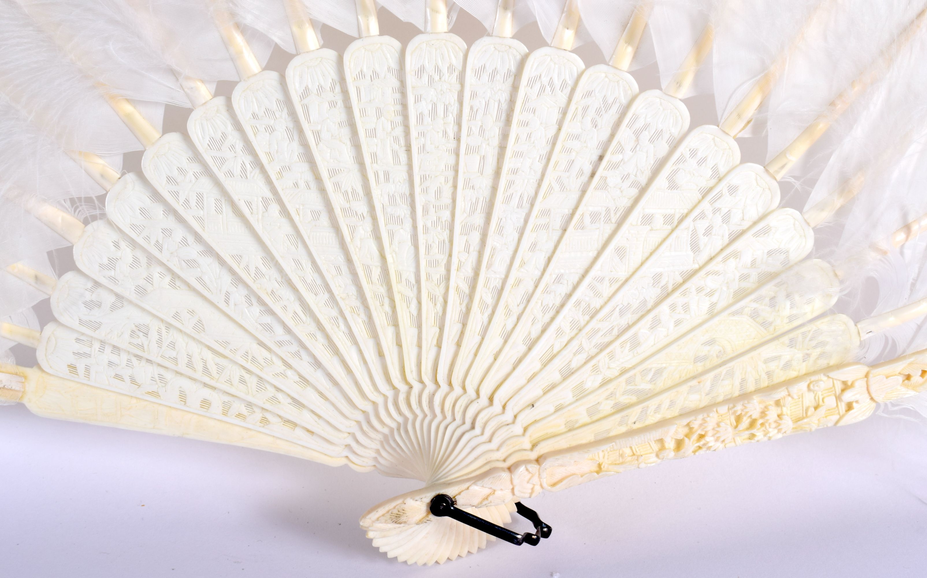A MID 19TH CENTURY CHINESE CARVED IVORY GOOSE FEATHER FAN C1850. 50 cm wide extended. - Image 4 of 5