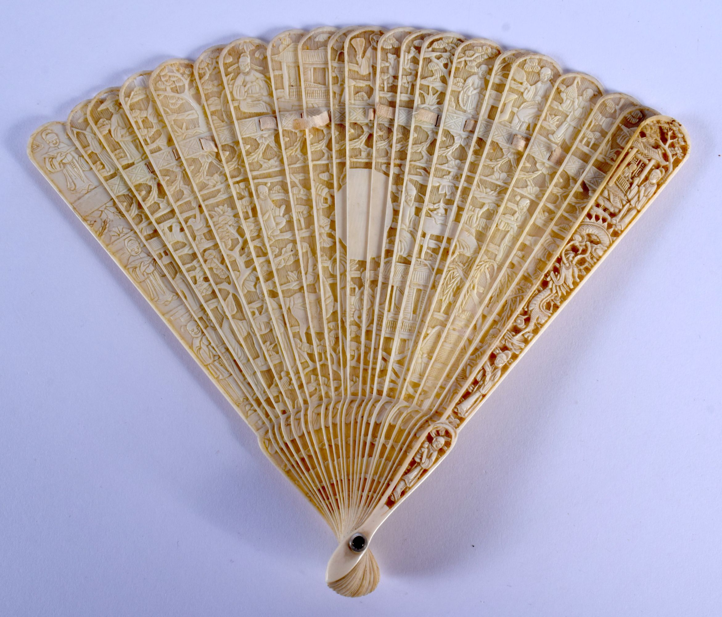 A MID 19TH CENTURY CHINESE CANTON IVORY FAN decorated with figures. 27 cm wide extended.