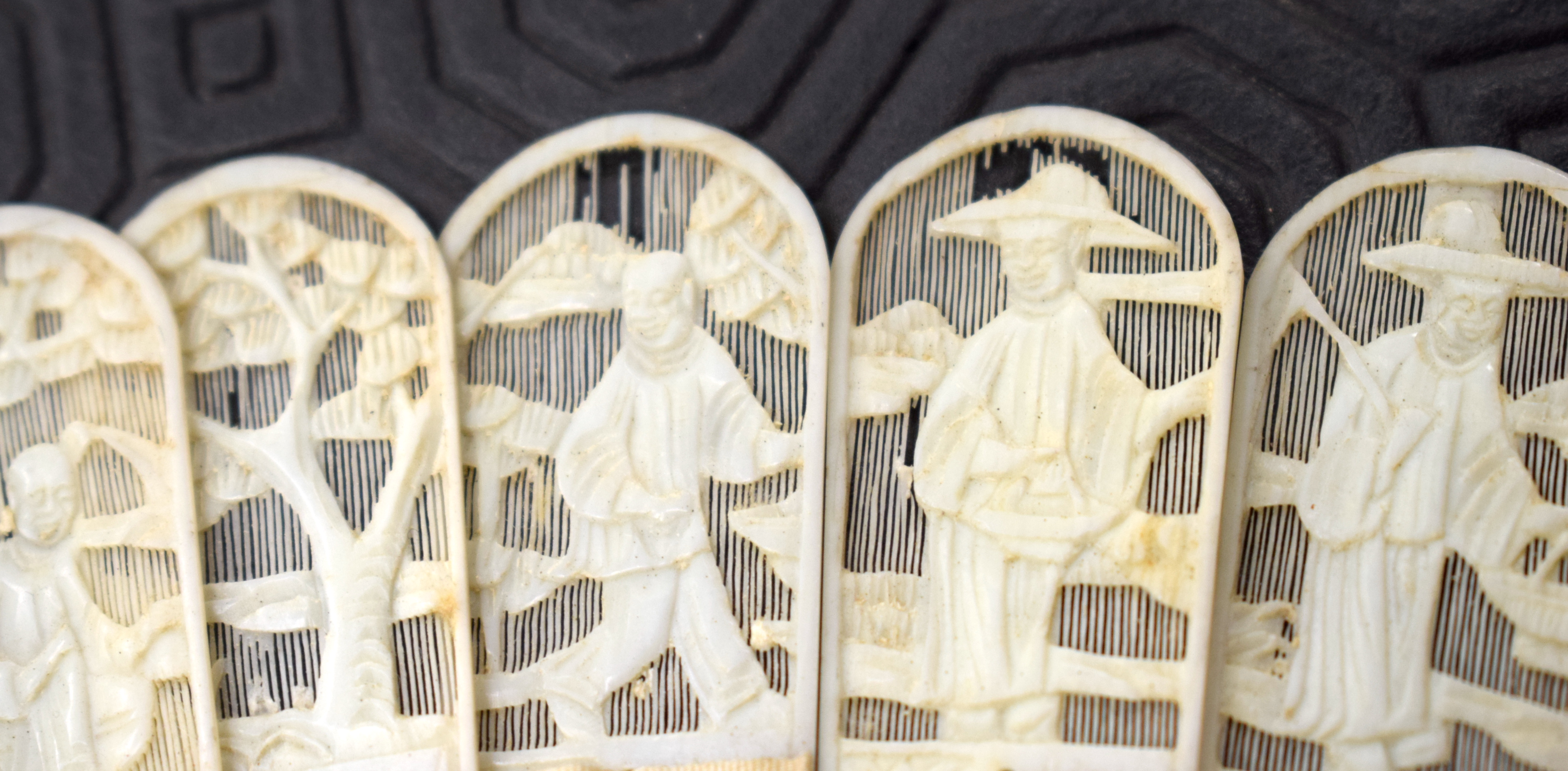 A MID 19TH CENTURY CHINESE CANTON IVORY FAN decorated with figures. 27 cm wide extended. - Image 11 of 20