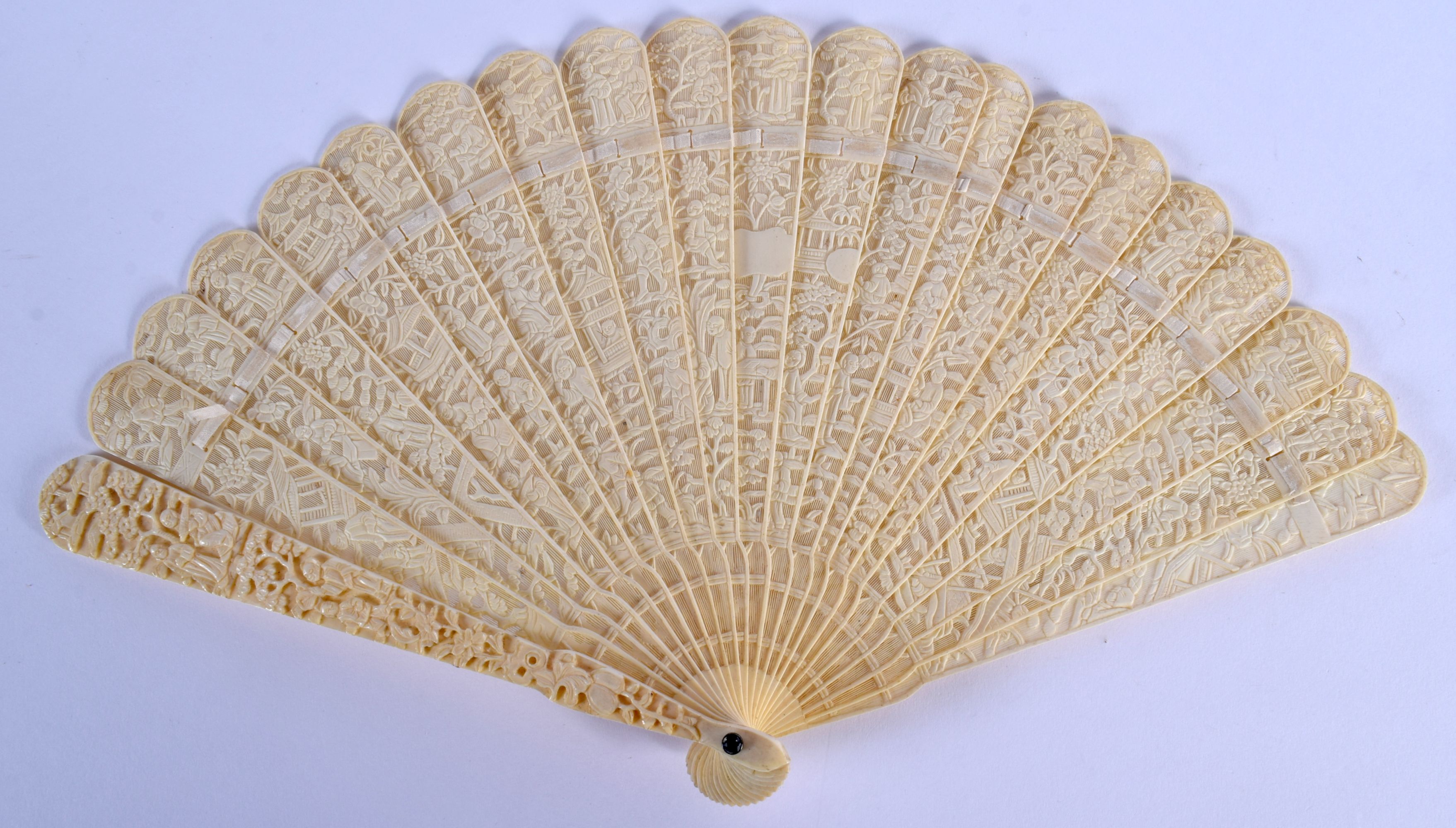 A FINE 19TH CENTURY CHINESE CARVED IVORY BRISE FAN C1840 decorated with figures. 30 cm wide extended