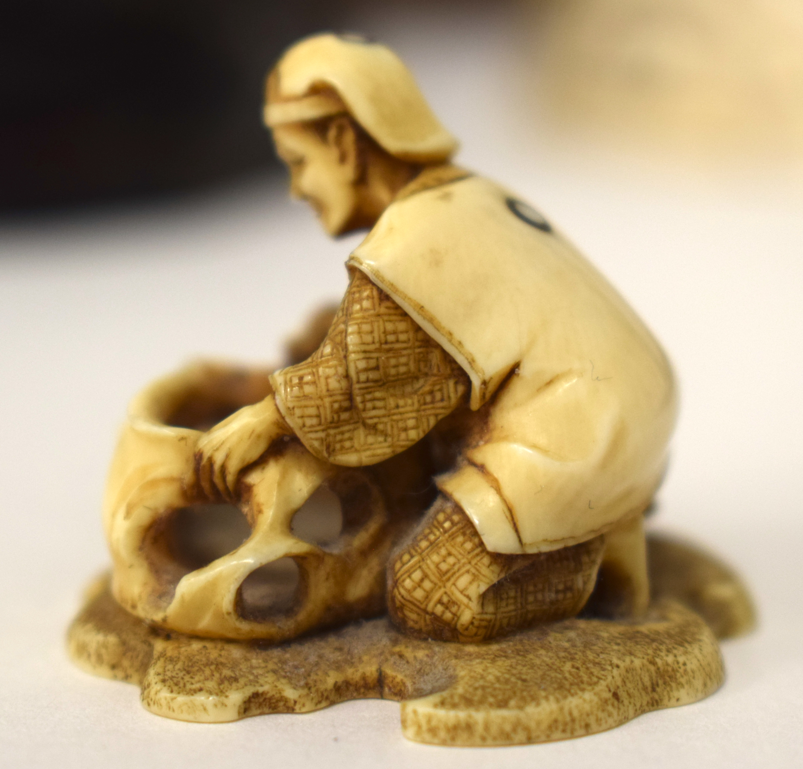 A 19TH CENTURY JAPANESE MEIJI PERIOD CARVED IVORY NETSUKE modelled as a male holding a sack. 3 cm x - Image 5 of 13
