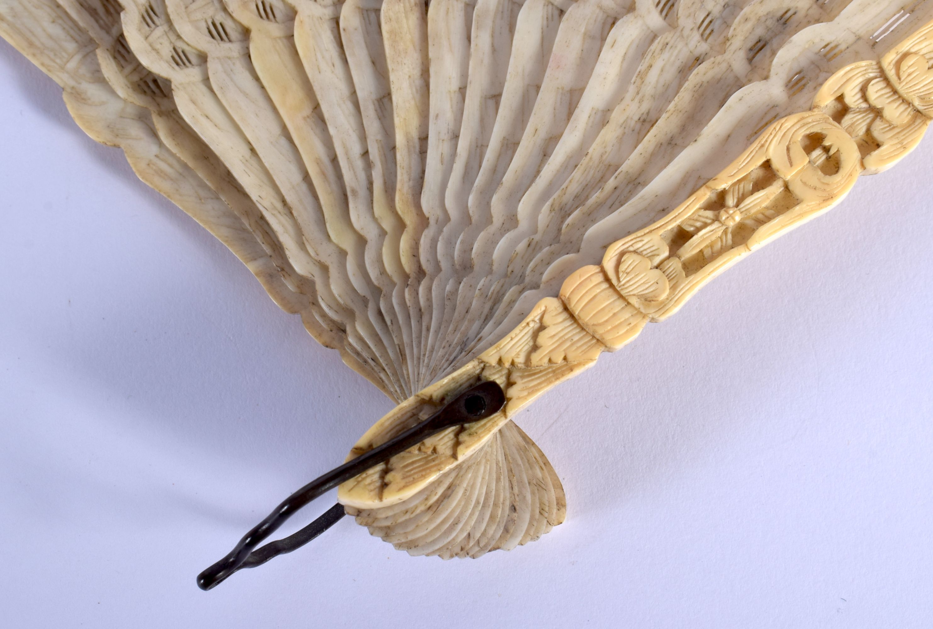 A MID 19TH CENTURY CHINESE CARVED IVORY BRISE FAN C1850 decorated with figures. 36 cm wide extended. - Image 5 of 6