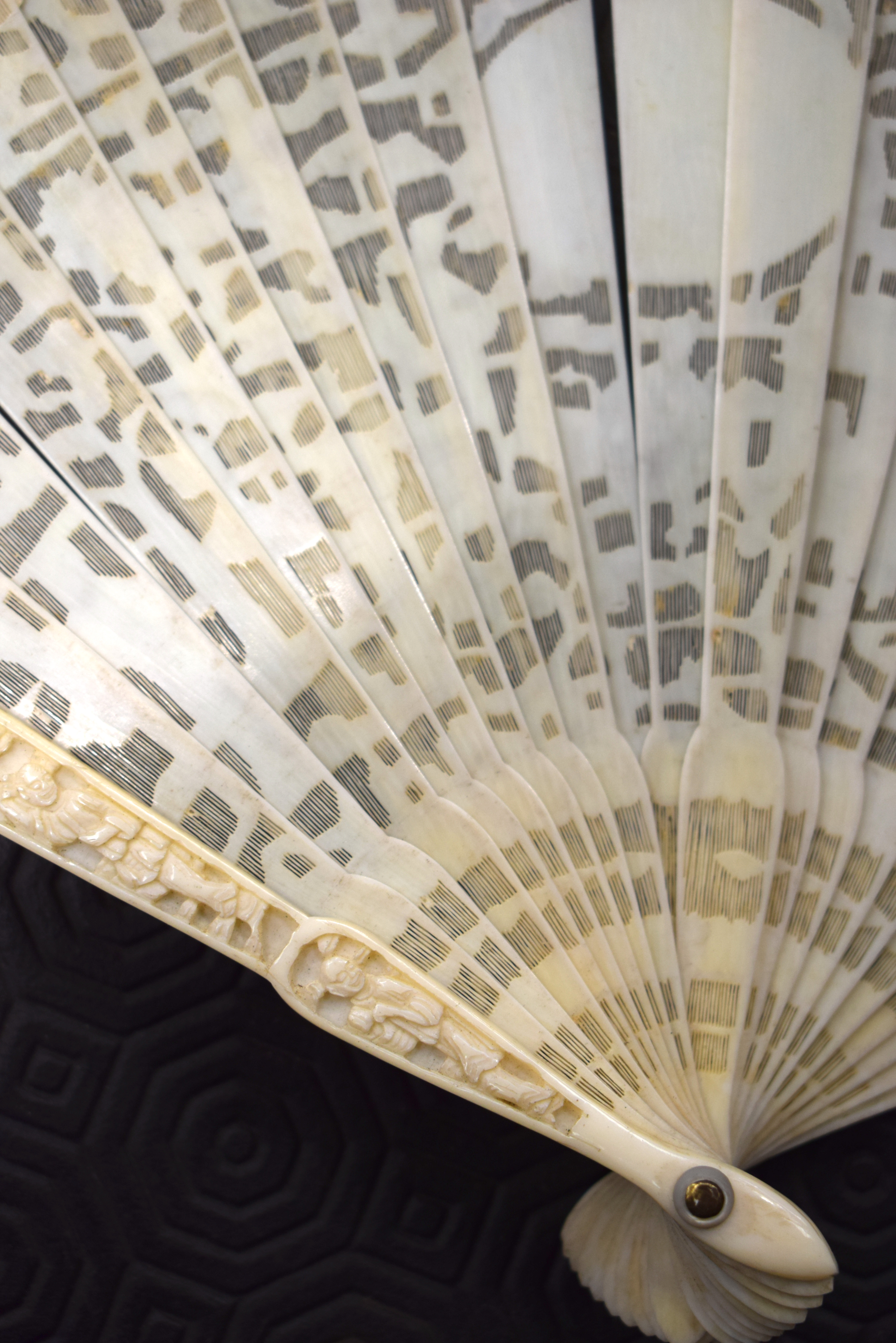 A MID 19TH CENTURY CHINESE CANTON IVORY FAN decorated with figures. 27 cm wide extended. - Image 17 of 20